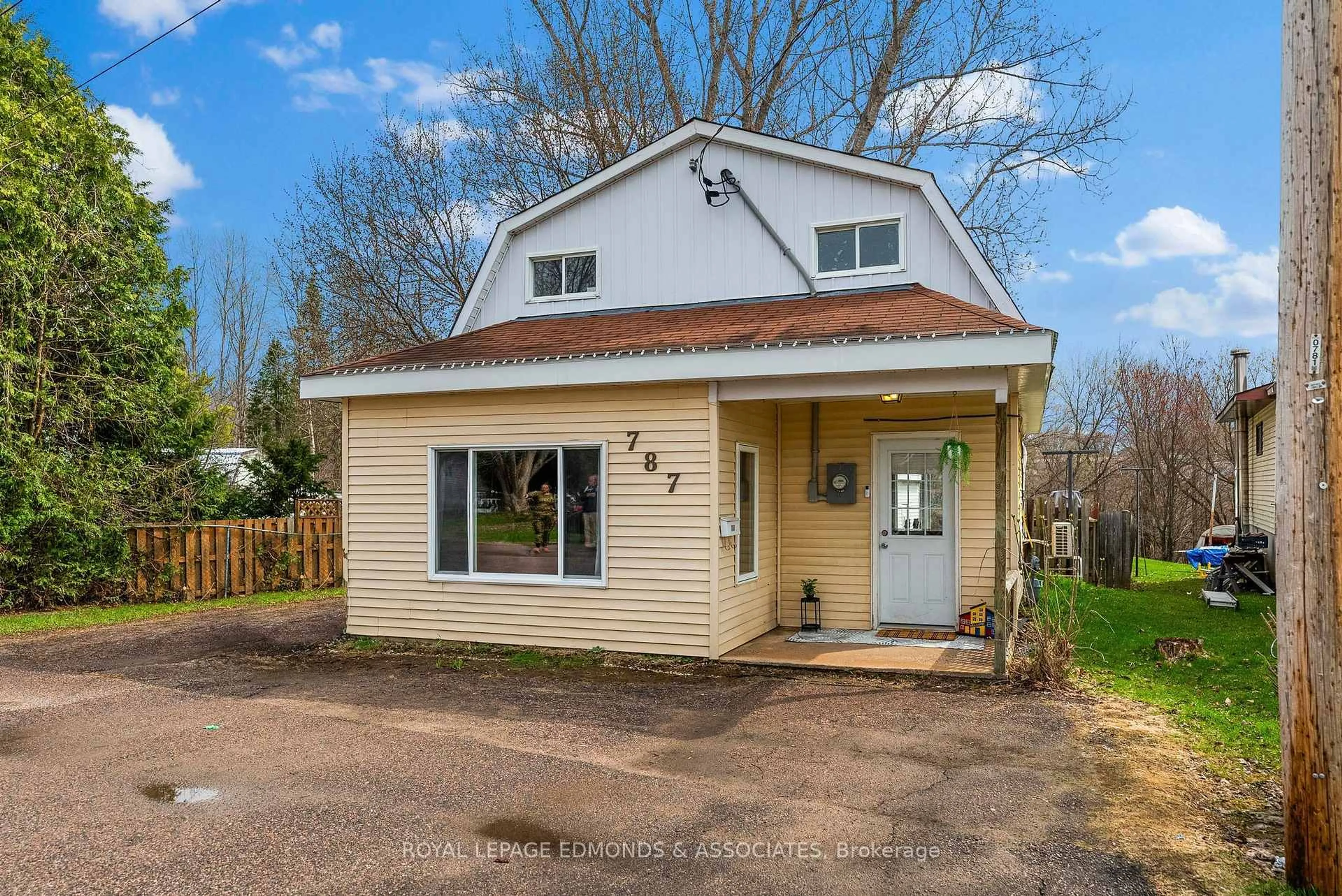 Unknown for 787 Moffat St, Pembroke Ontario K8A 3Y3