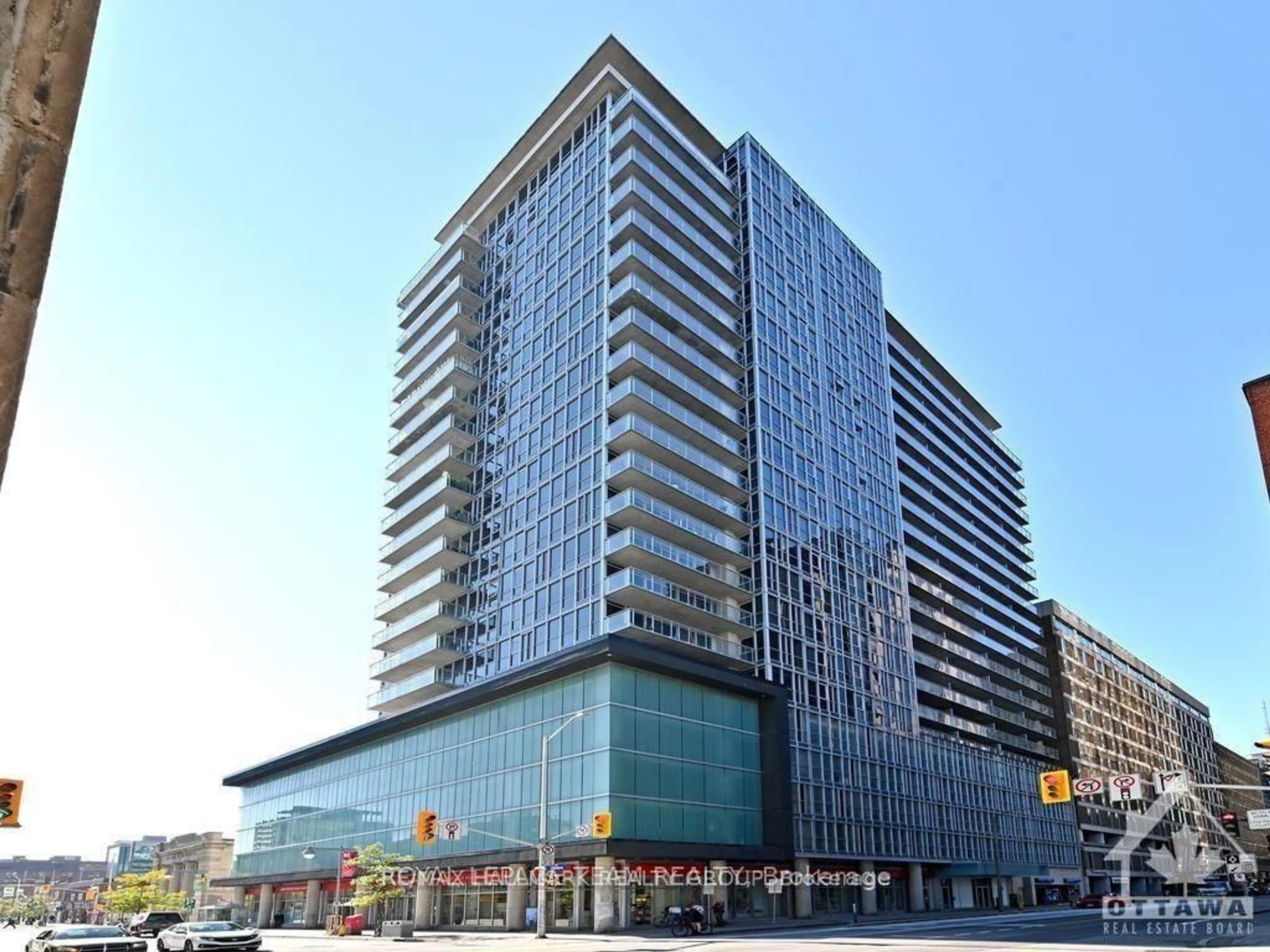 Indoor foyer for 324 Laurier Ave #1705, Ottawa Ontario K1N 6P6