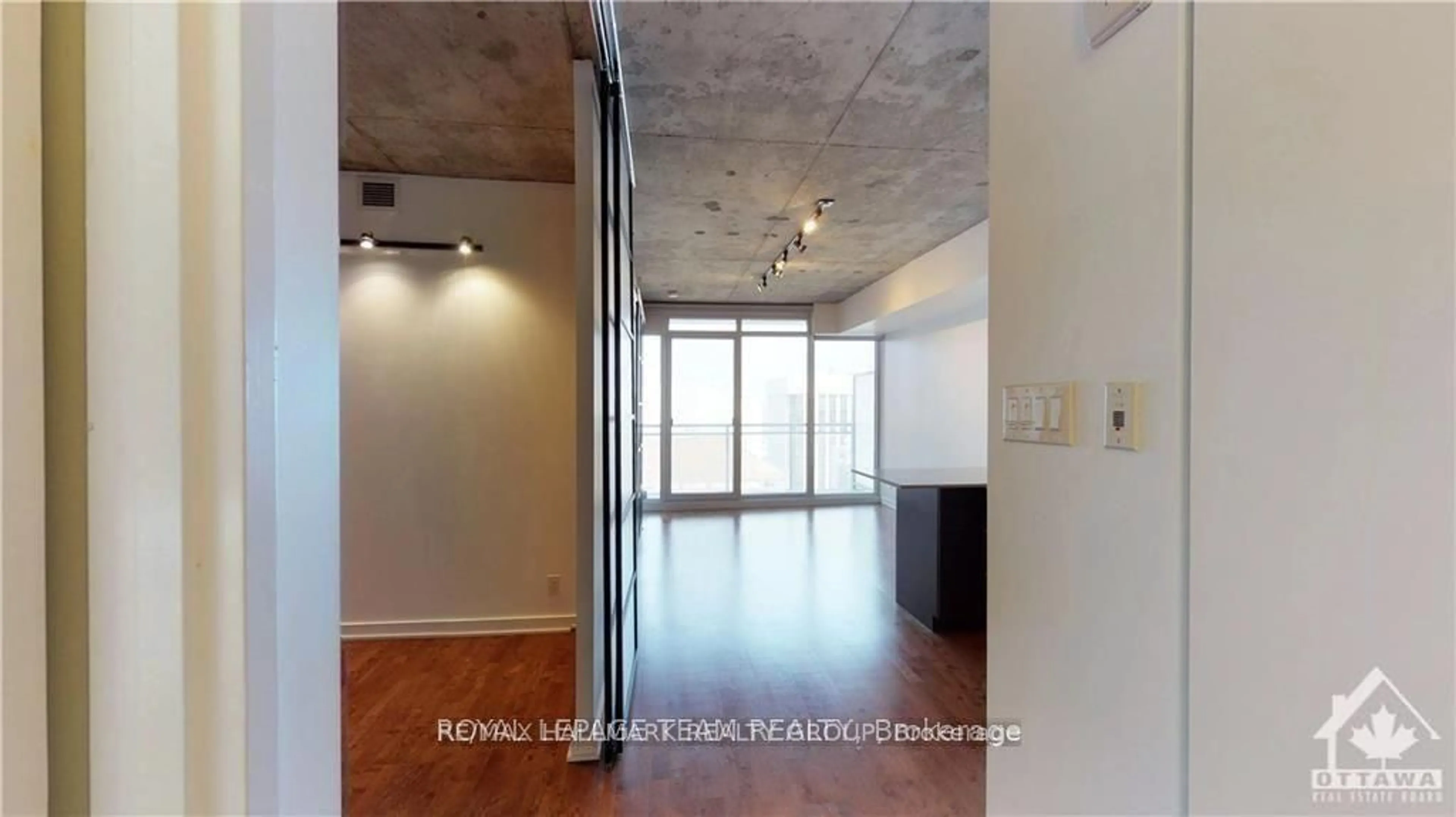 Indoor foyer for 324 Laurier Ave #1705, Ottawa Ontario K1N 6P6