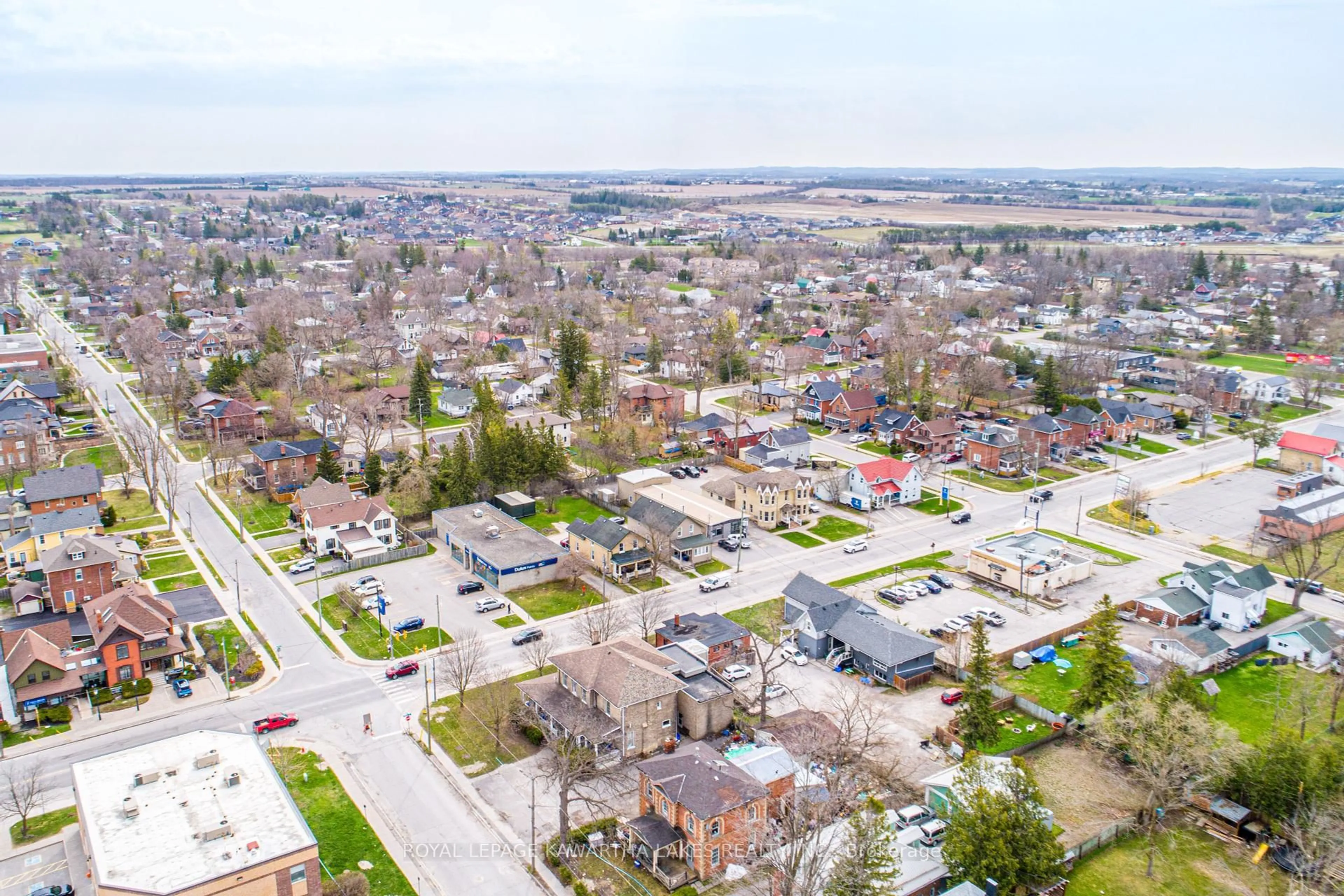 A pic from outside/outdoor area/front of a property/back of a property/a pic from drone, street for 86 Lindsay St, Kawartha Lakes Ontario K9V 2M3