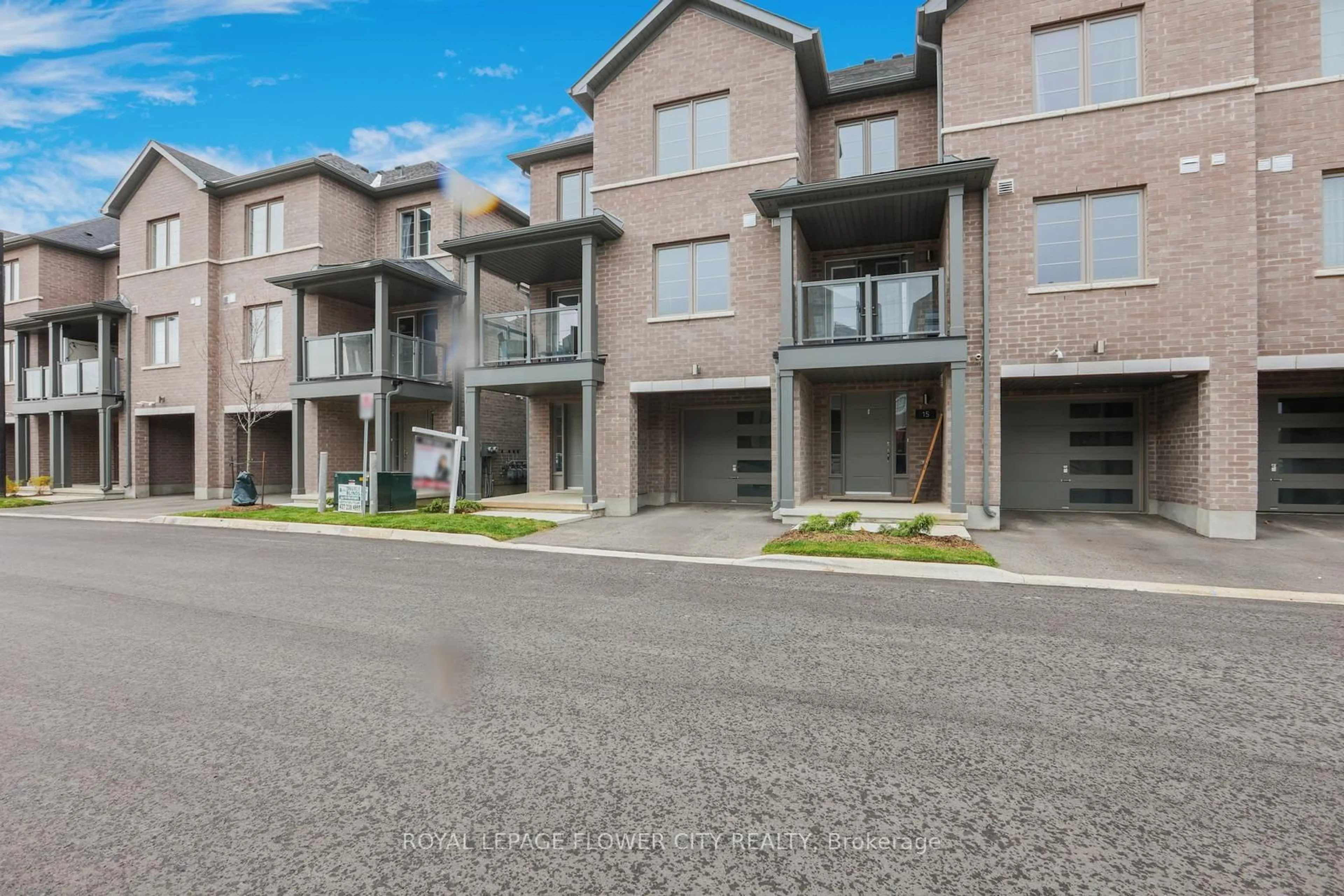 Patio, street for 205 West Oak Tr #16, Kitchener Ontario N2R 0R9