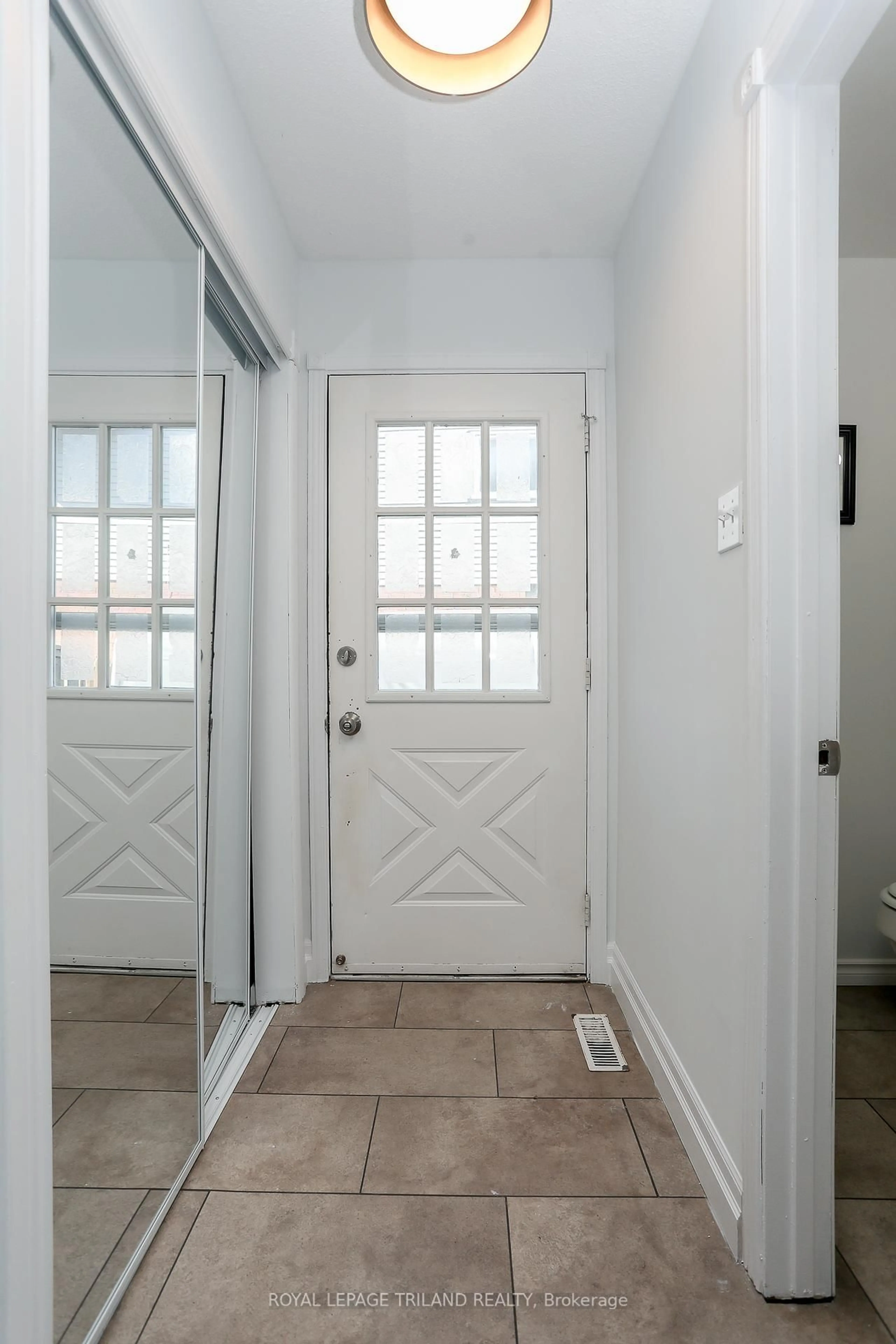 Indoor entryway for 122 Golfdale Cres, London South Ontario N6C 5X6