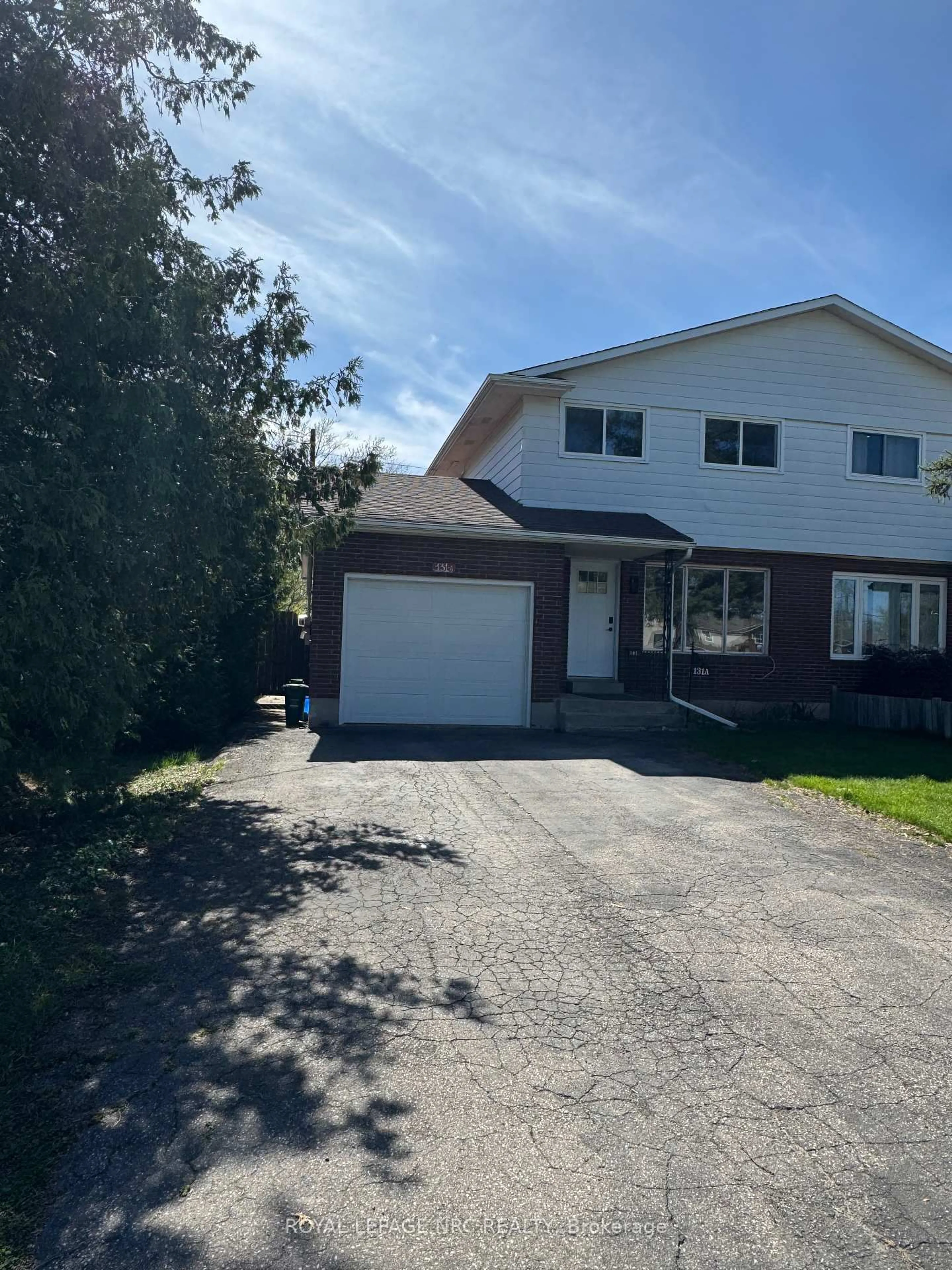 A pic from outside/outdoor area/front of a property/back of a property/a pic from drone, street for 131 Louth St, St. Catharines Ontario L2S 2T8