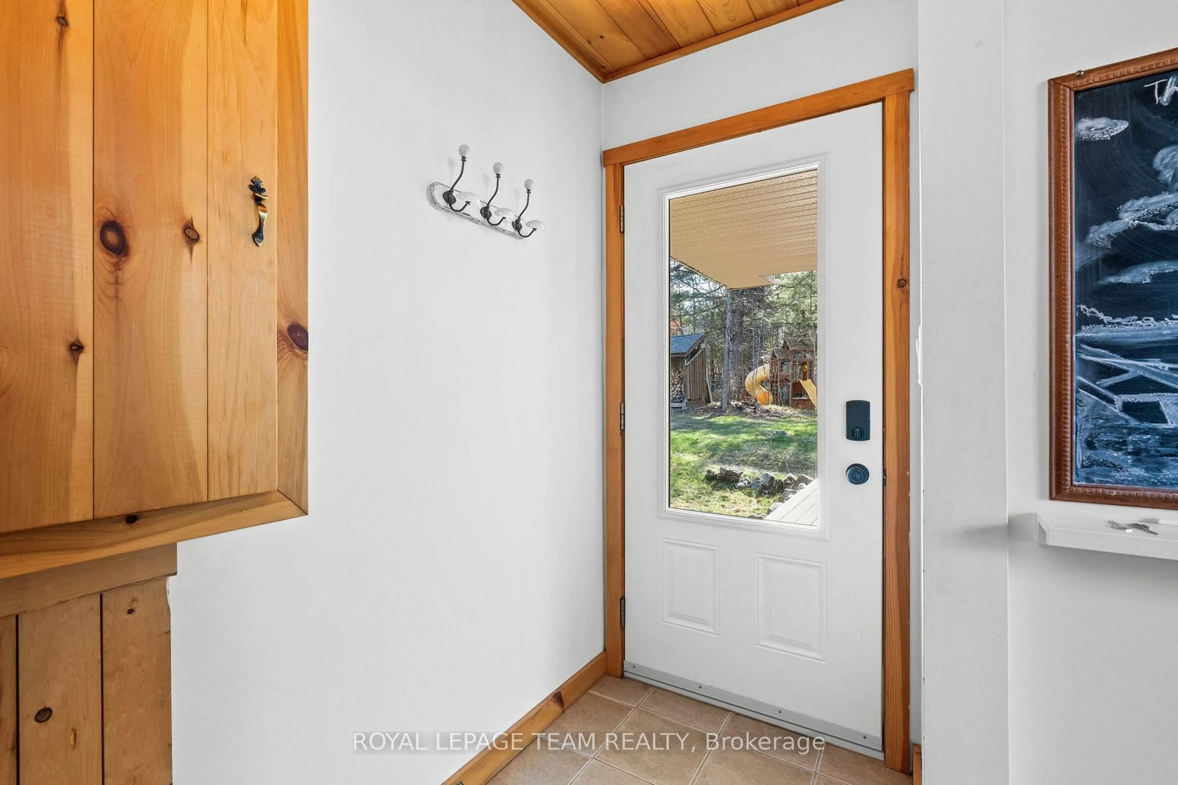 Indoor entryway for 510 31a Clear Lake Lane, Maberly Ontario K0H 2B0