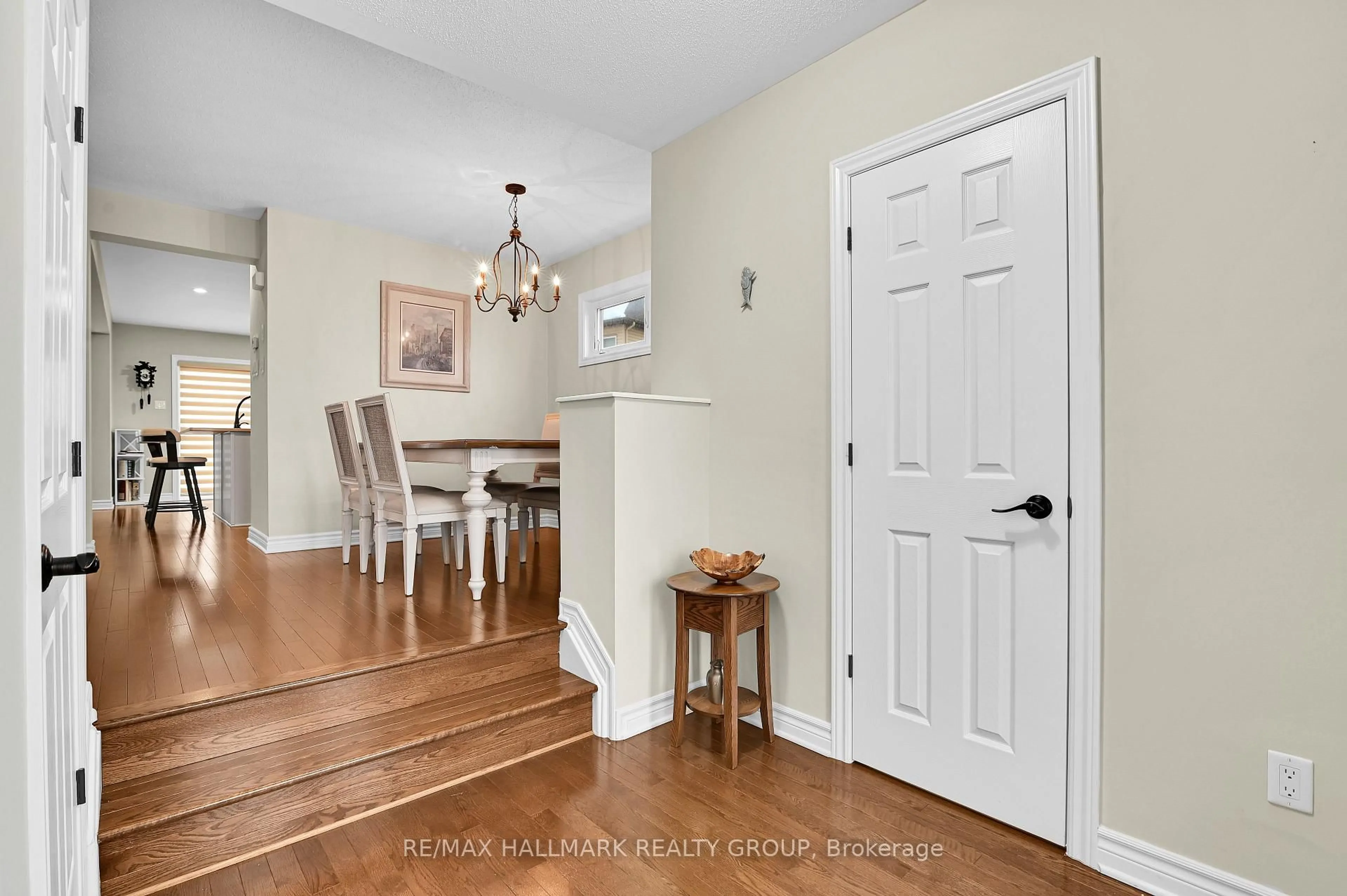 Indoor entryway for 6341 Renaud Rd, Ottawa Ontario K1W 0J4