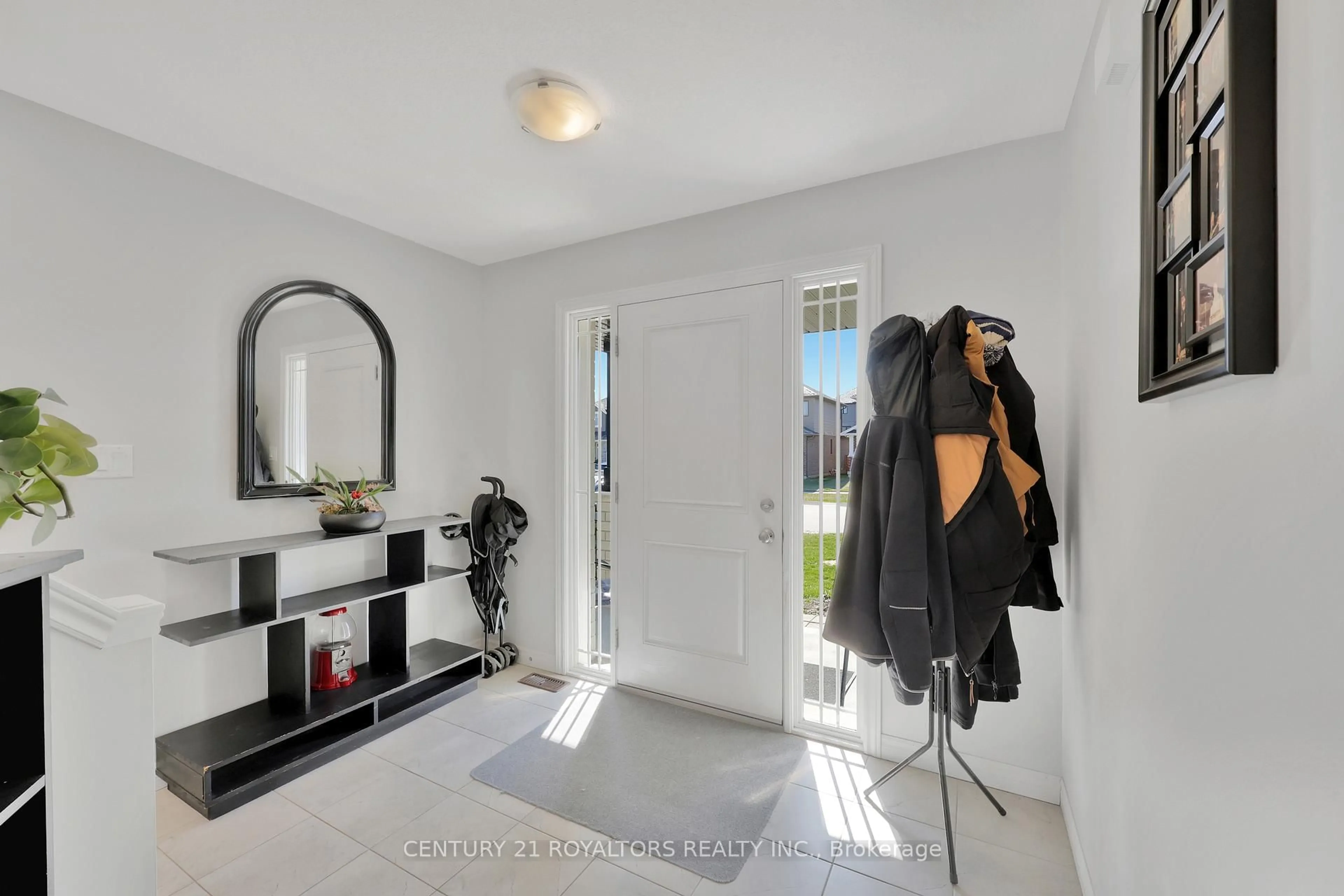 Indoor entryway for 14 Chamberlain Ave, Ingersoll Ontario N5C 0C6