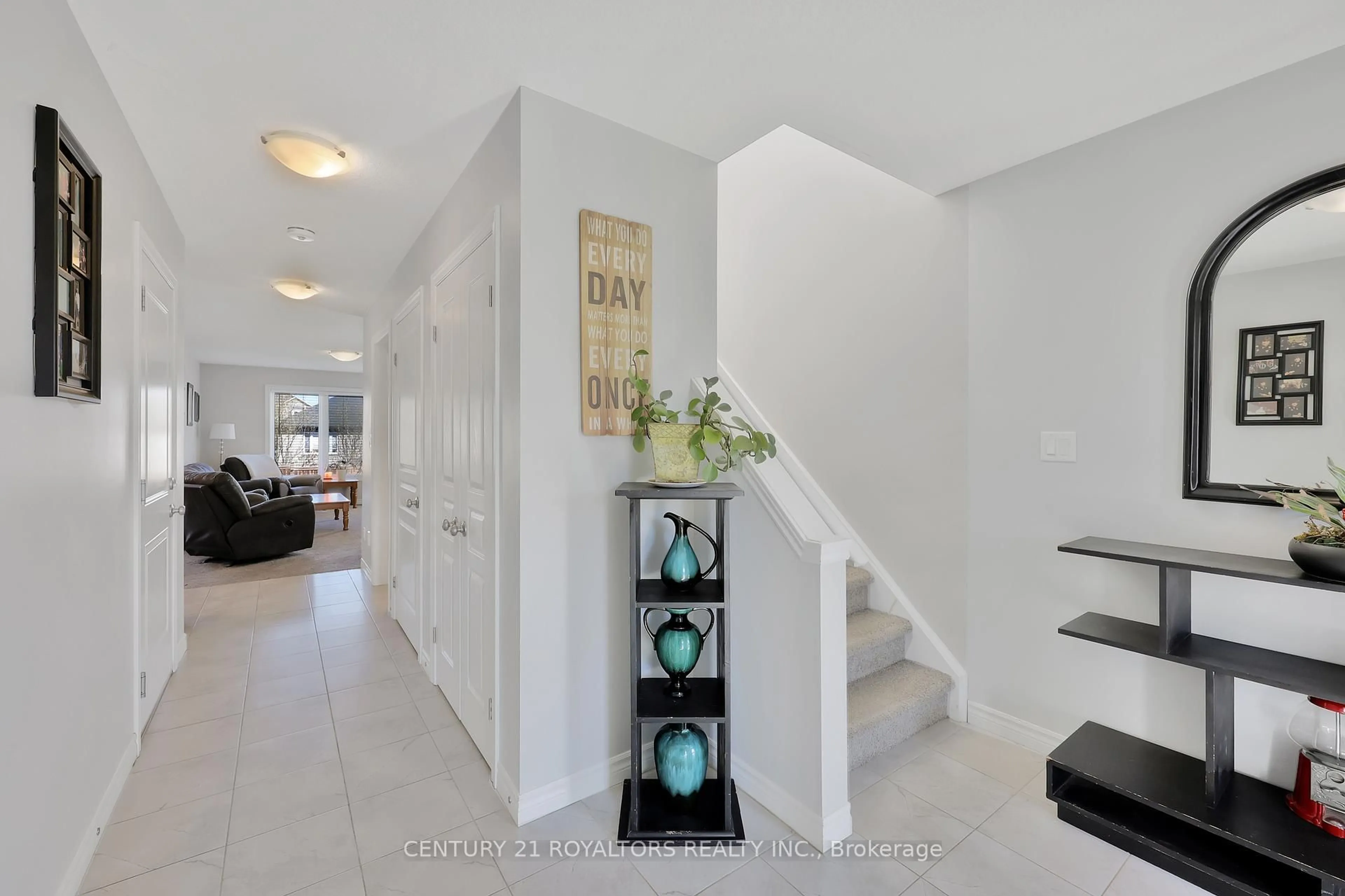 Indoor entryway for 14 Chamberlain Ave, Ingersoll Ontario N5C 0C6