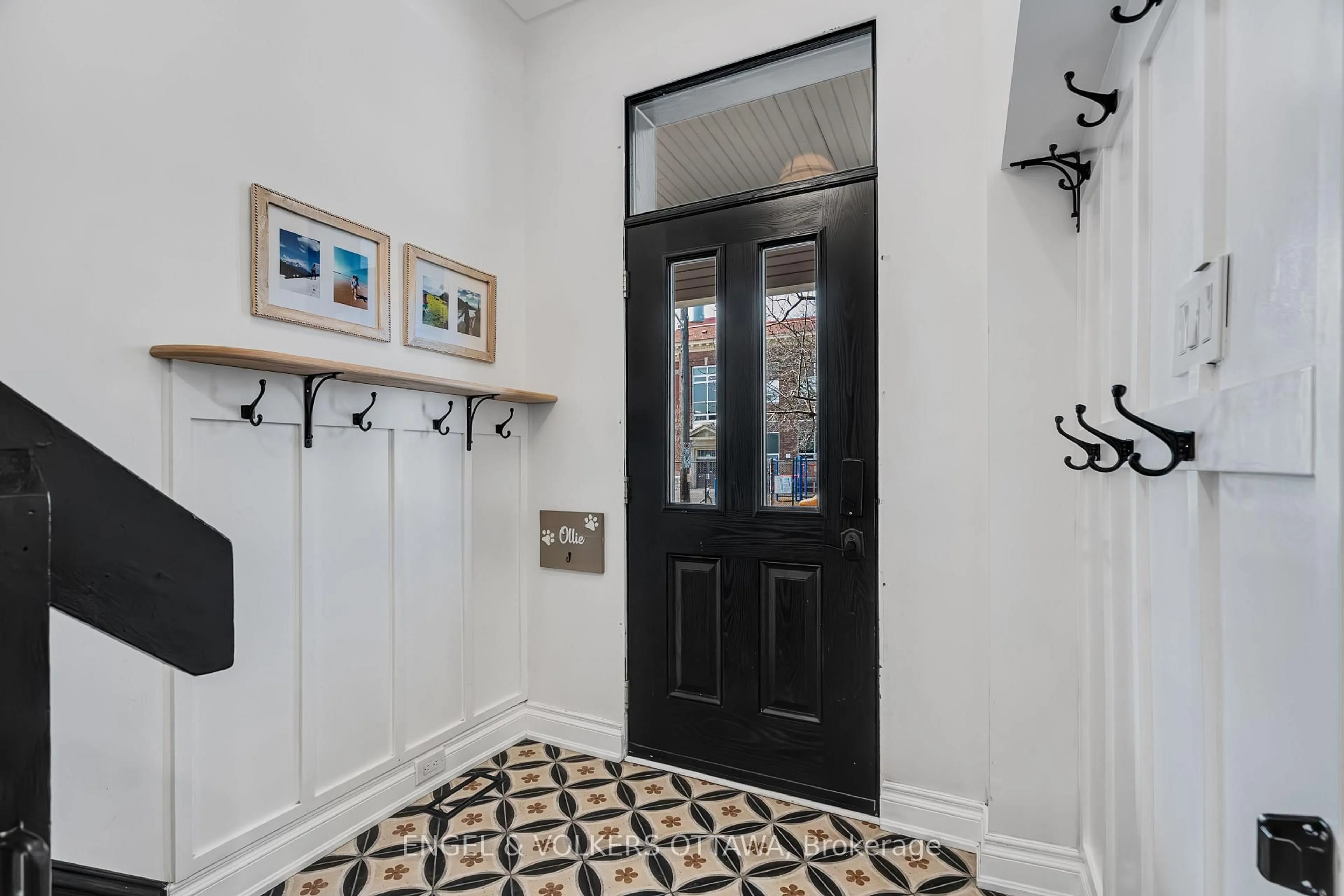 Indoor entryway for 817 Lyon St, Ottawa Ontario K1S 4A2