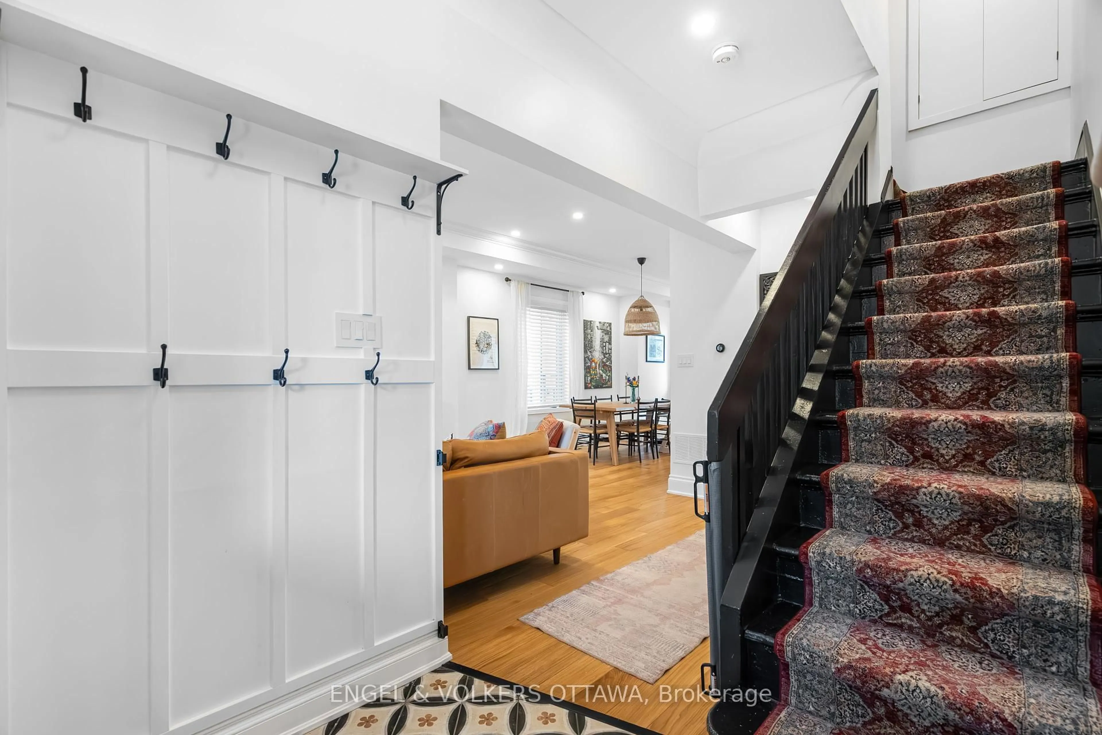 Indoor foyer for 817 Lyon St, Ottawa Ontario K1S 4A2