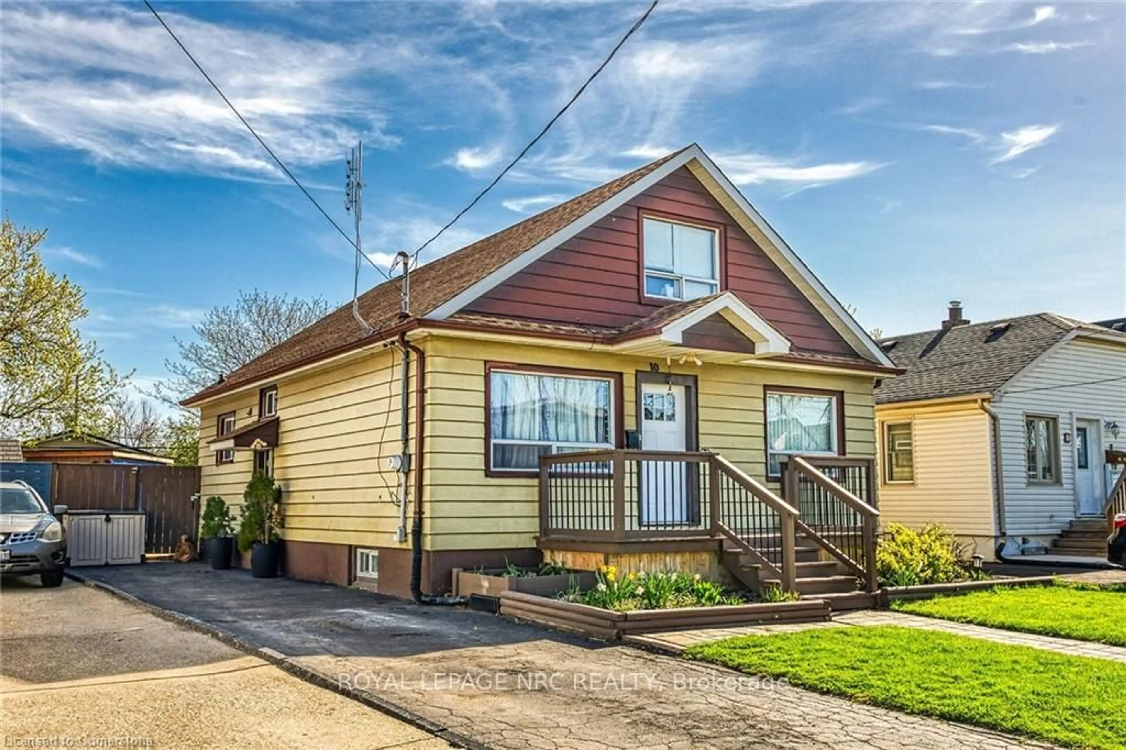 Home with vinyl exterior material, street for 10 Eastbourne Ave, St. Catharines Ontario L2M 5K4