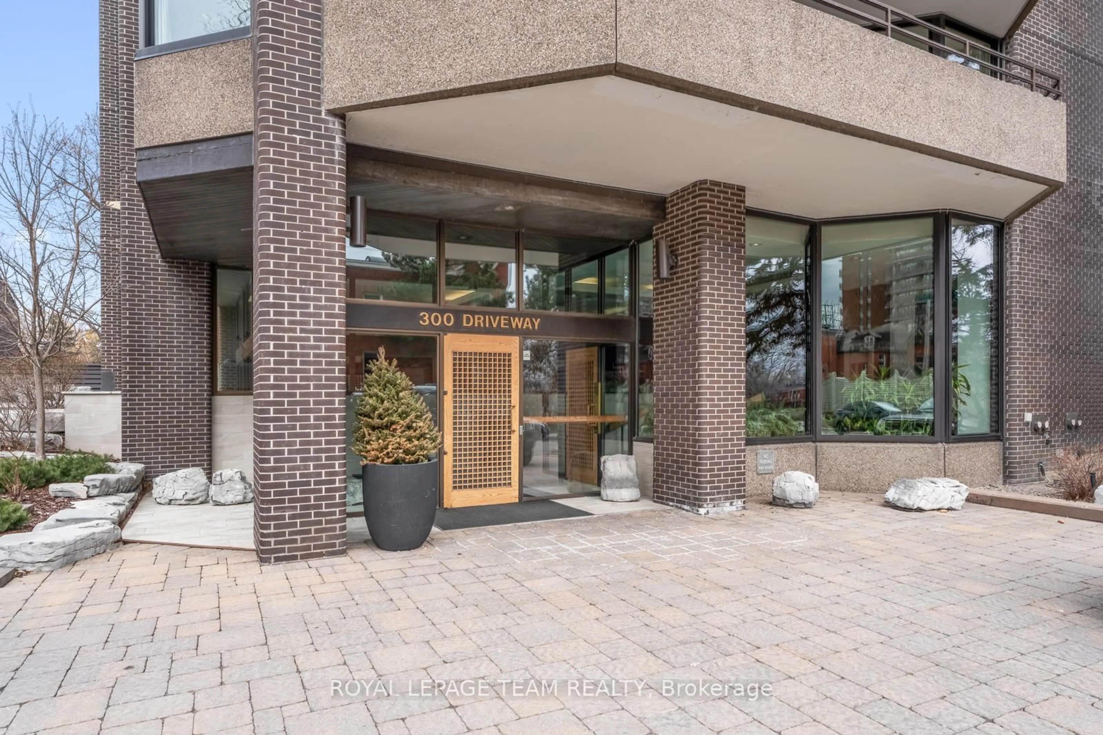 Indoor foyer for 300 Queen Elizabeth Dr #3D, Ottawa Ontario K1S 3M6
