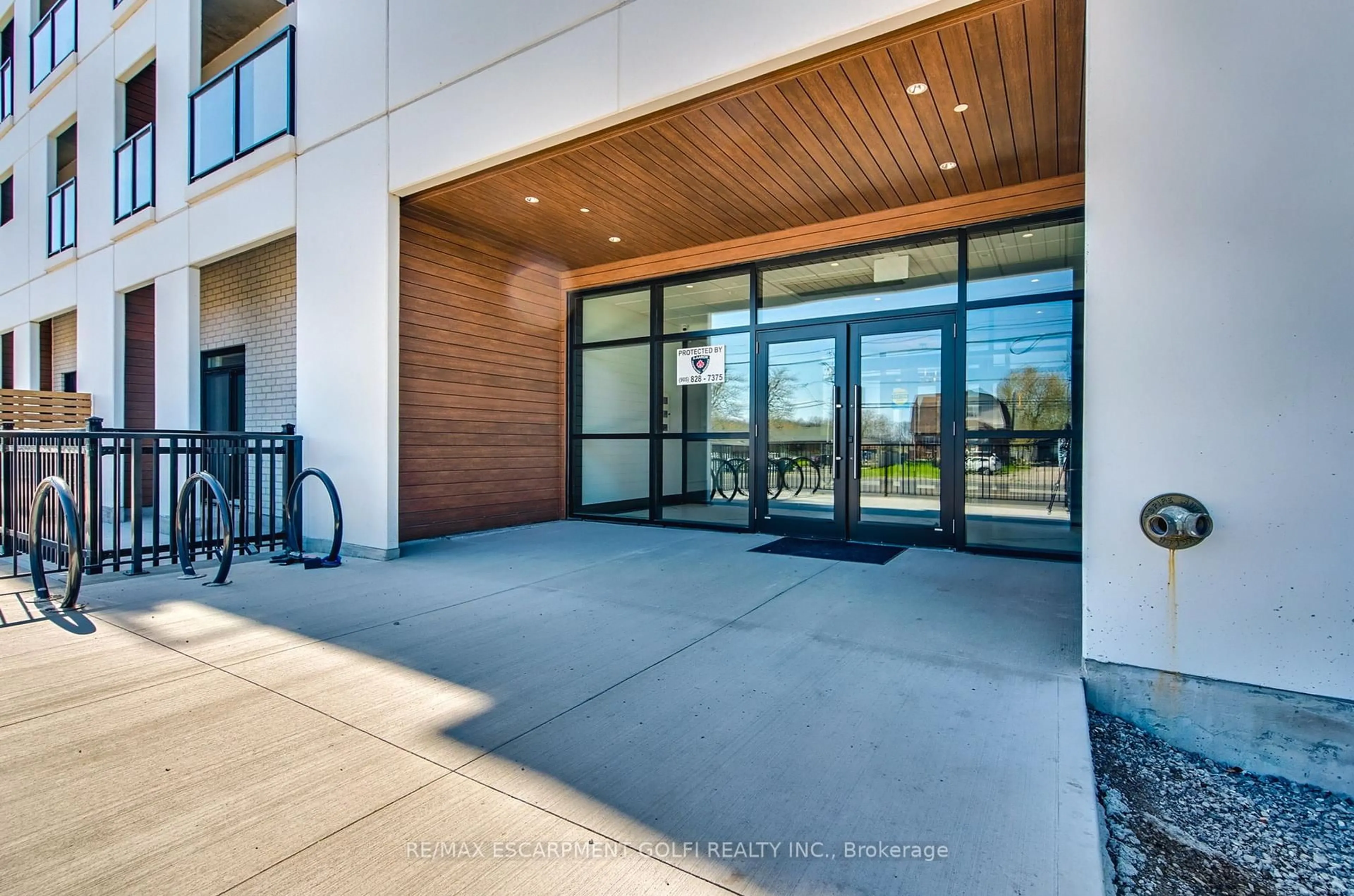 Indoor foyer for 1936 RYMAL Rd #105, Hamilton Ontario L0R 1P0