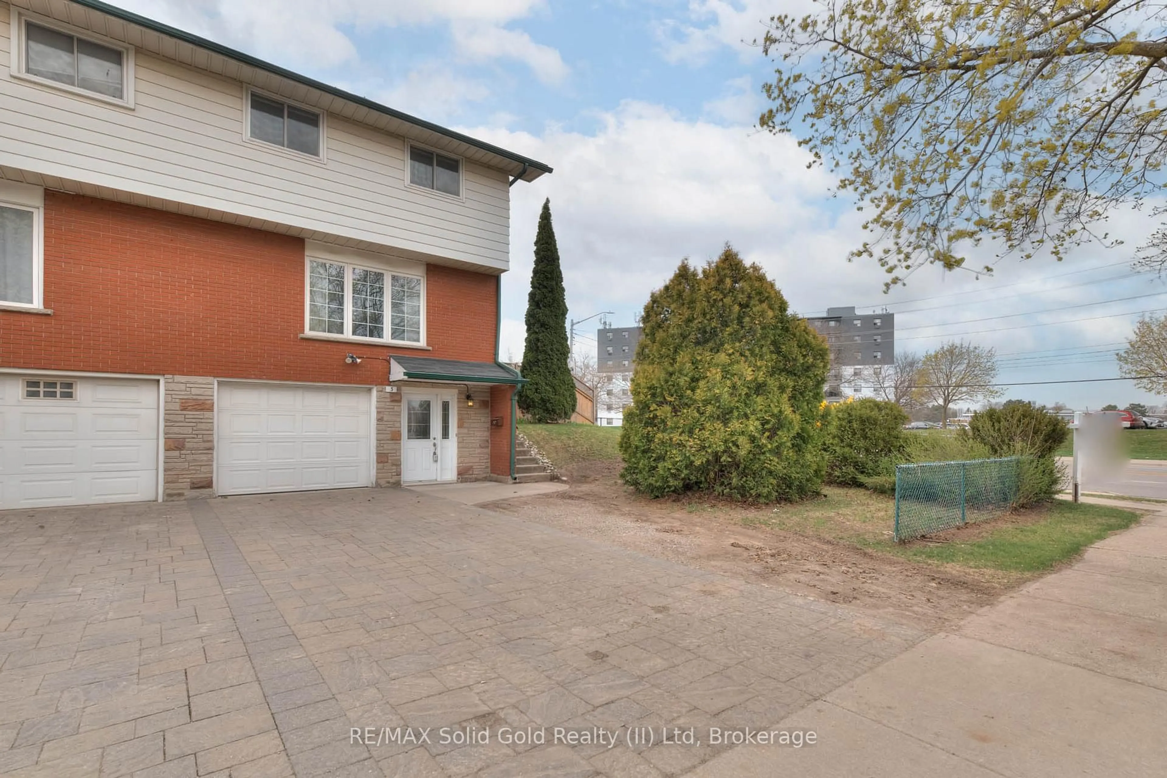 A pic from outside/outdoor area/front of a property/back of a property/a pic from drone, street for 3 Shaftsbury Dr, Kitchener Ontario N2A 1N4