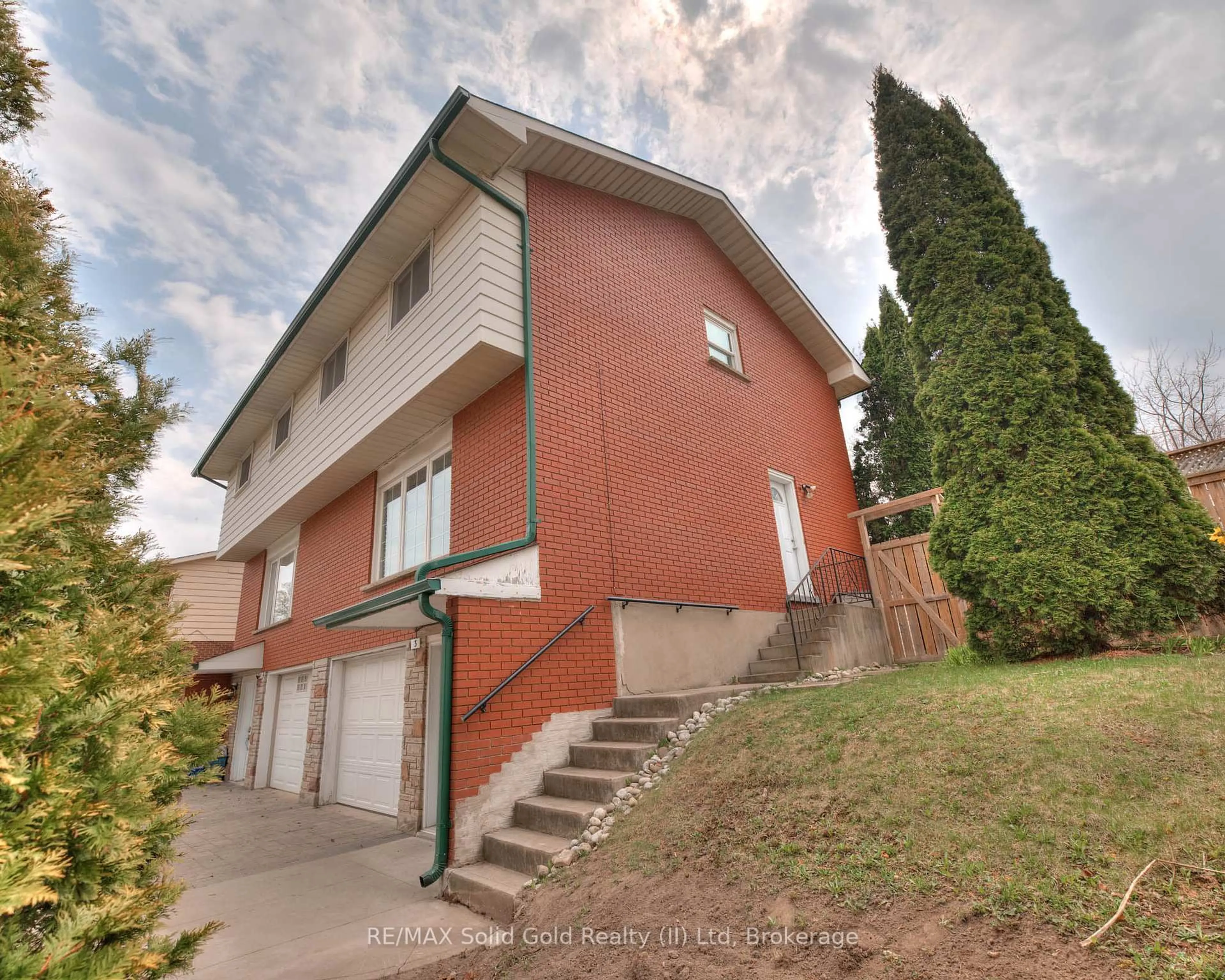 Home with brick exterior material, street for 3 Shaftsbury Dr, Kitchener Ontario N2A 1N4