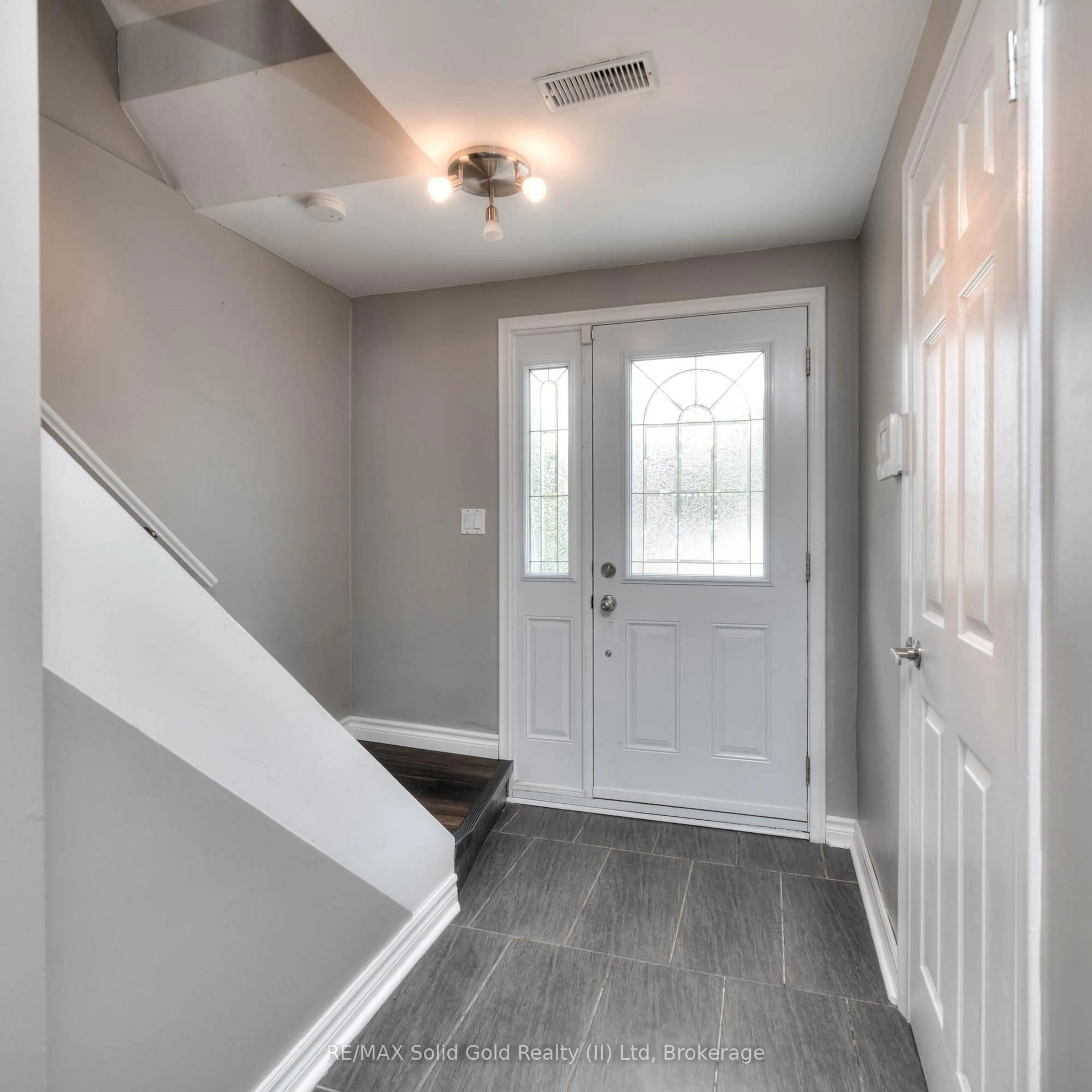Indoor entryway for 3 Shaftsbury Dr, Kitchener Ontario N2A 1N4