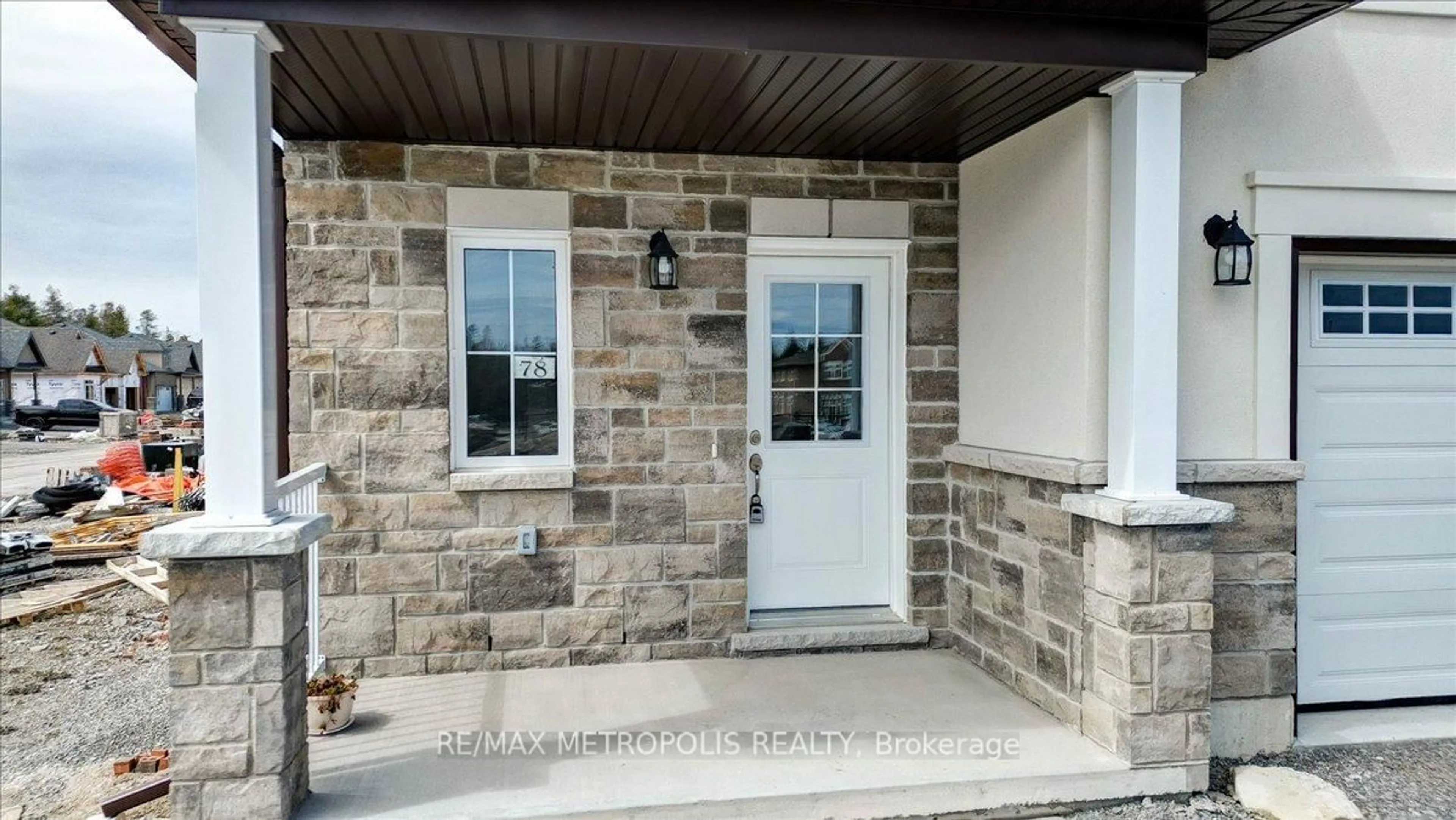 Indoor entryway for 78 Hillcroft Way, Kawartha Lakes Ontario K0M 1A0