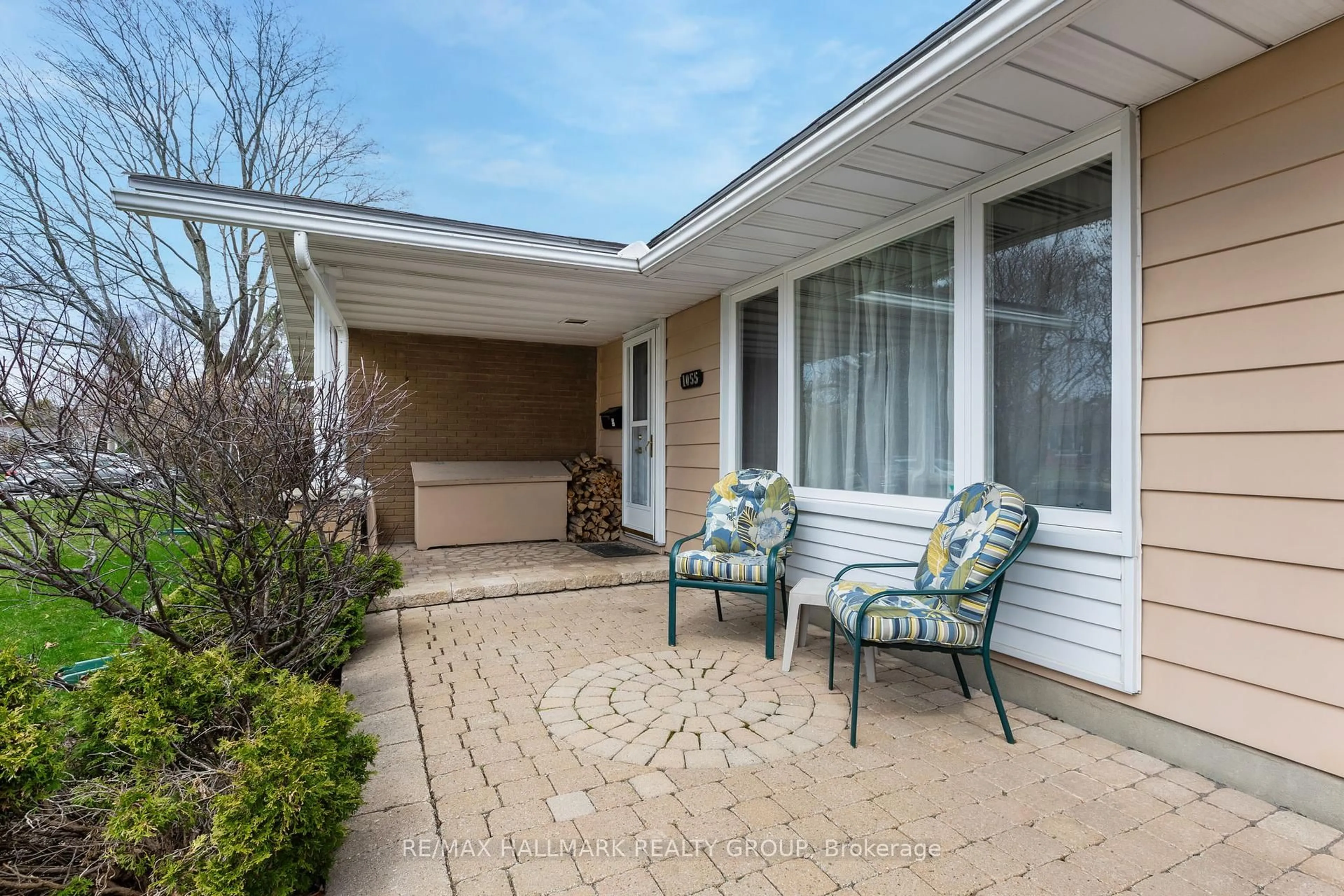 Patio, street for 1055 Wiseman Cres, Ottawa Ontario K1V 8J3