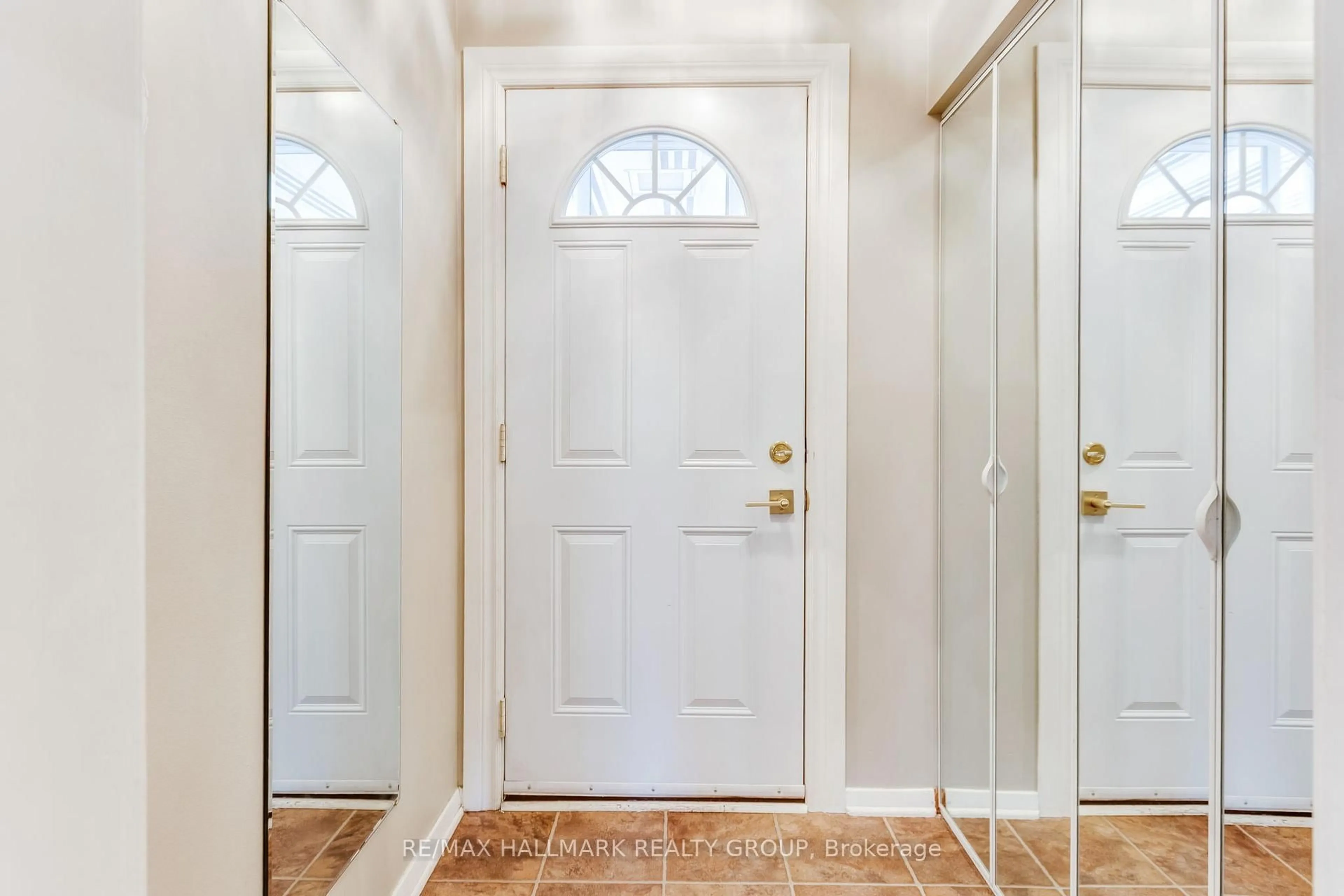 Indoor entryway for 1055 Wiseman Cres, Ottawa Ontario K1V 8J3