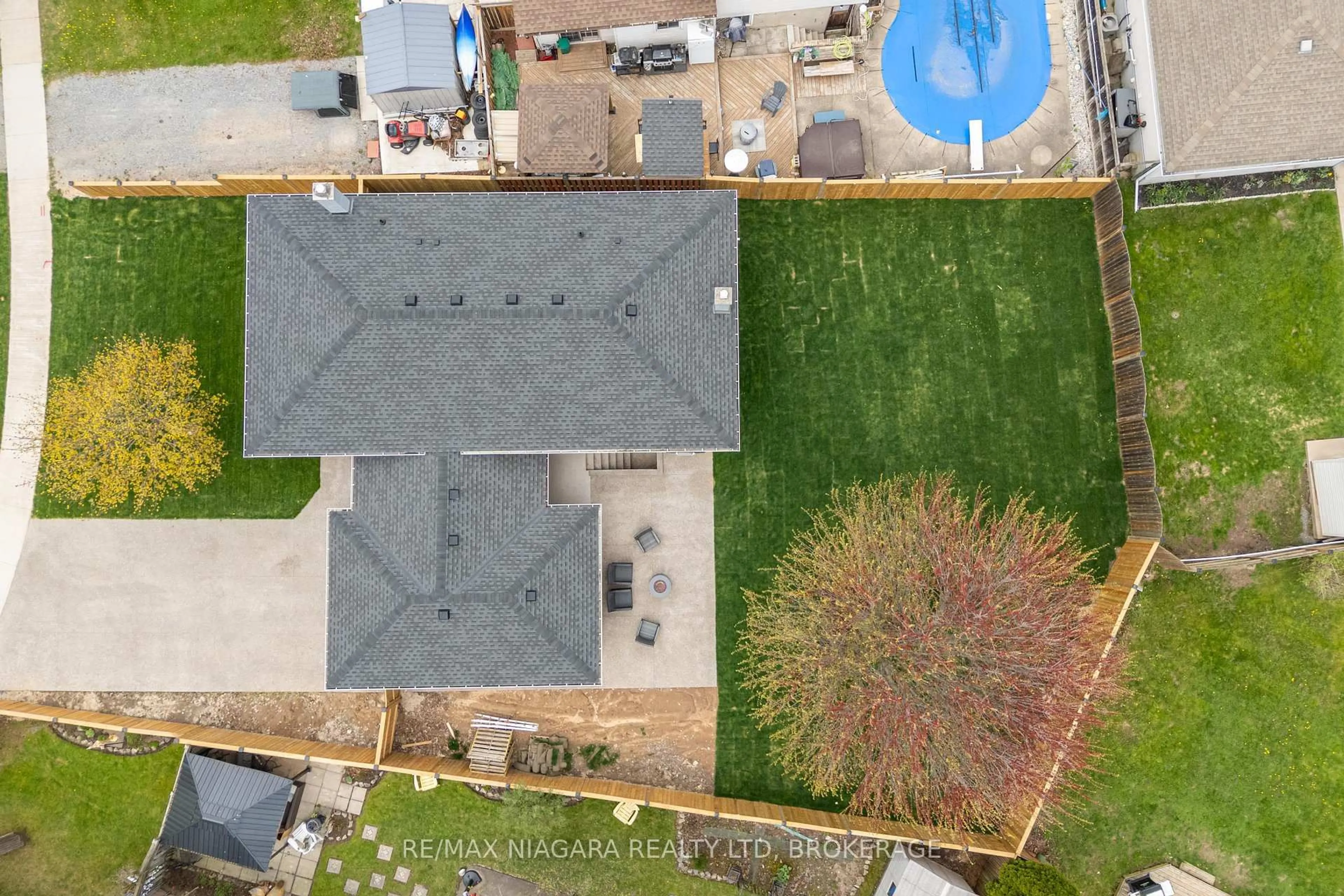 A pic from outside/outdoor area/front of a property/back of a property/a pic from drone, street for 3044 Appleford Ave, Niagara Falls Ontario L2J 3N6