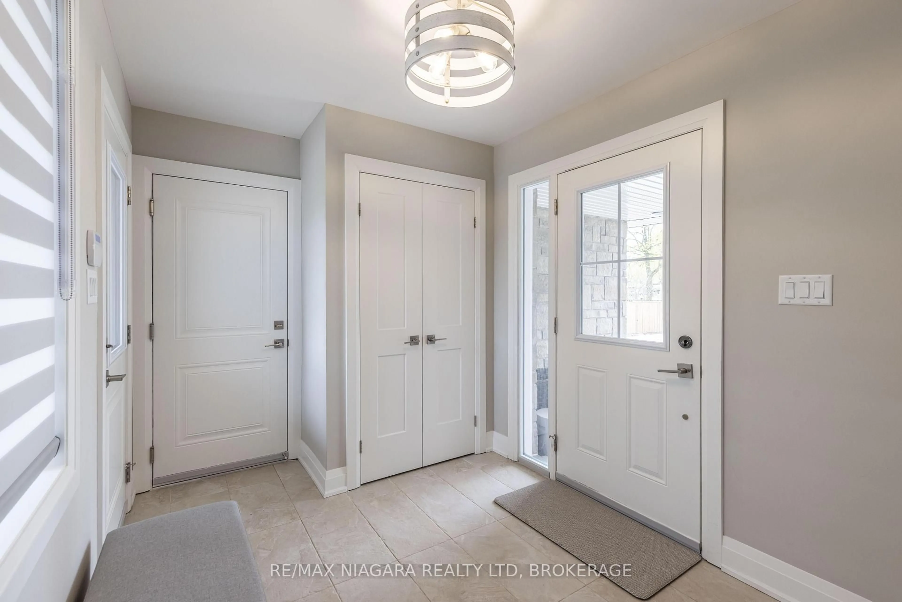 Indoor entryway for 3044 Appleford Ave, Niagara Falls Ontario L2J 3N6