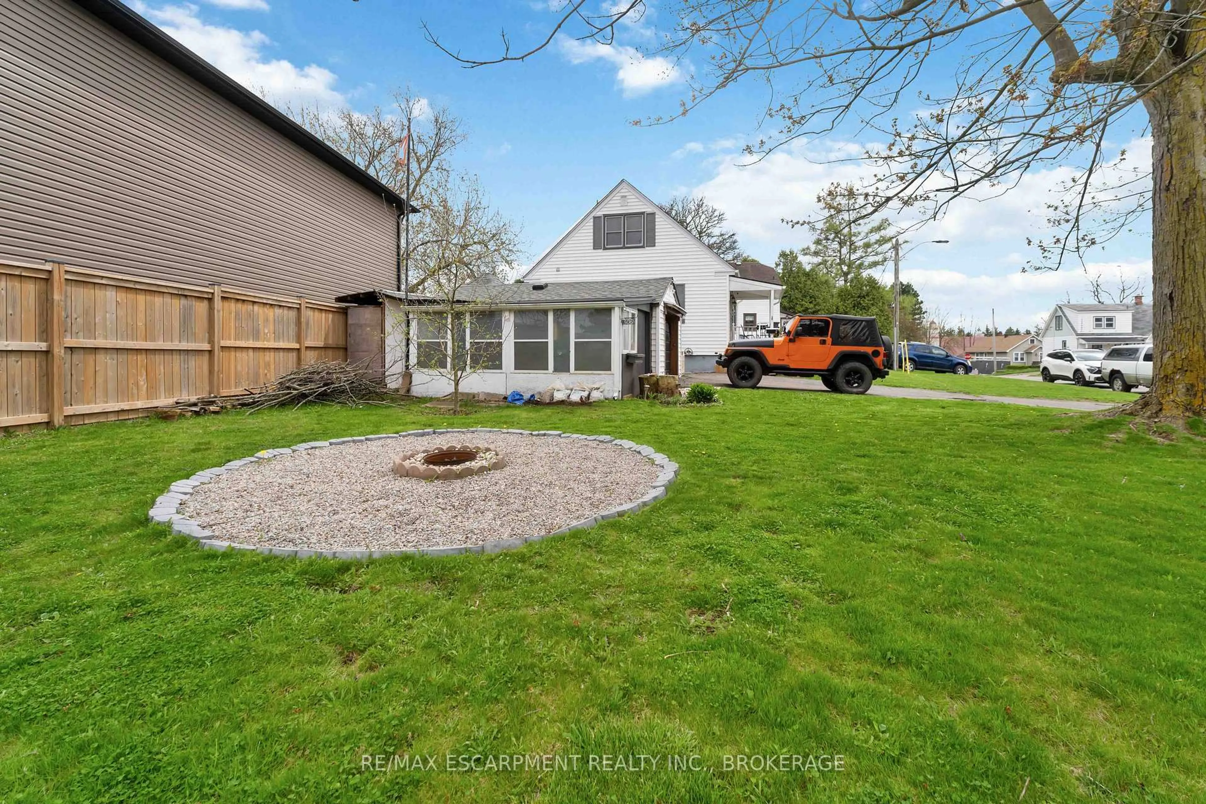 A pic from outside/outdoor area/front of a property/back of a property/a pic from drone, street for 306 COOPER Rd, Welland Ontario L3B 2A7