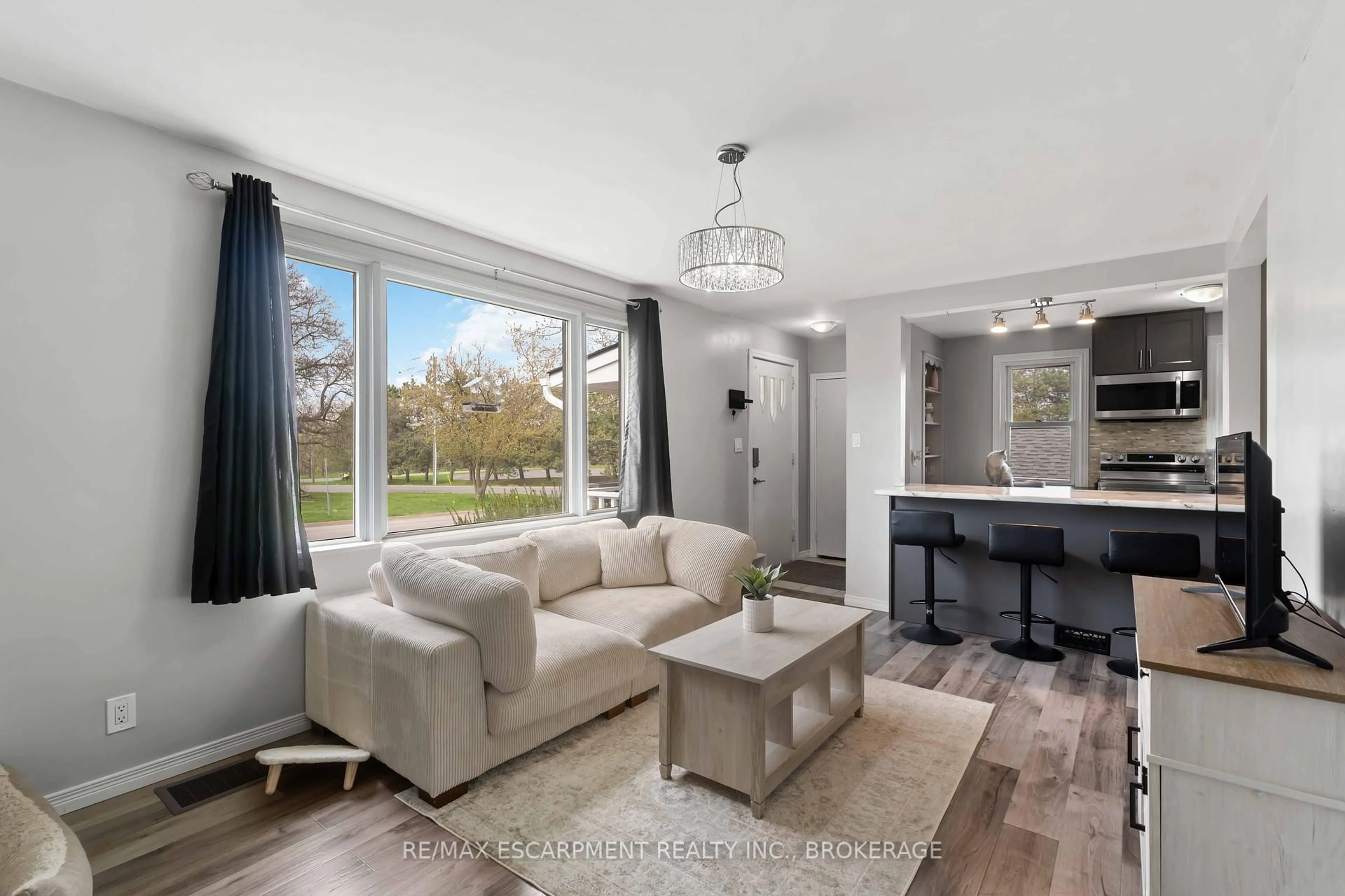 Living room with furniture, wood/laminate floor for 306 COOPER Rd, Welland Ontario L3B 2A7