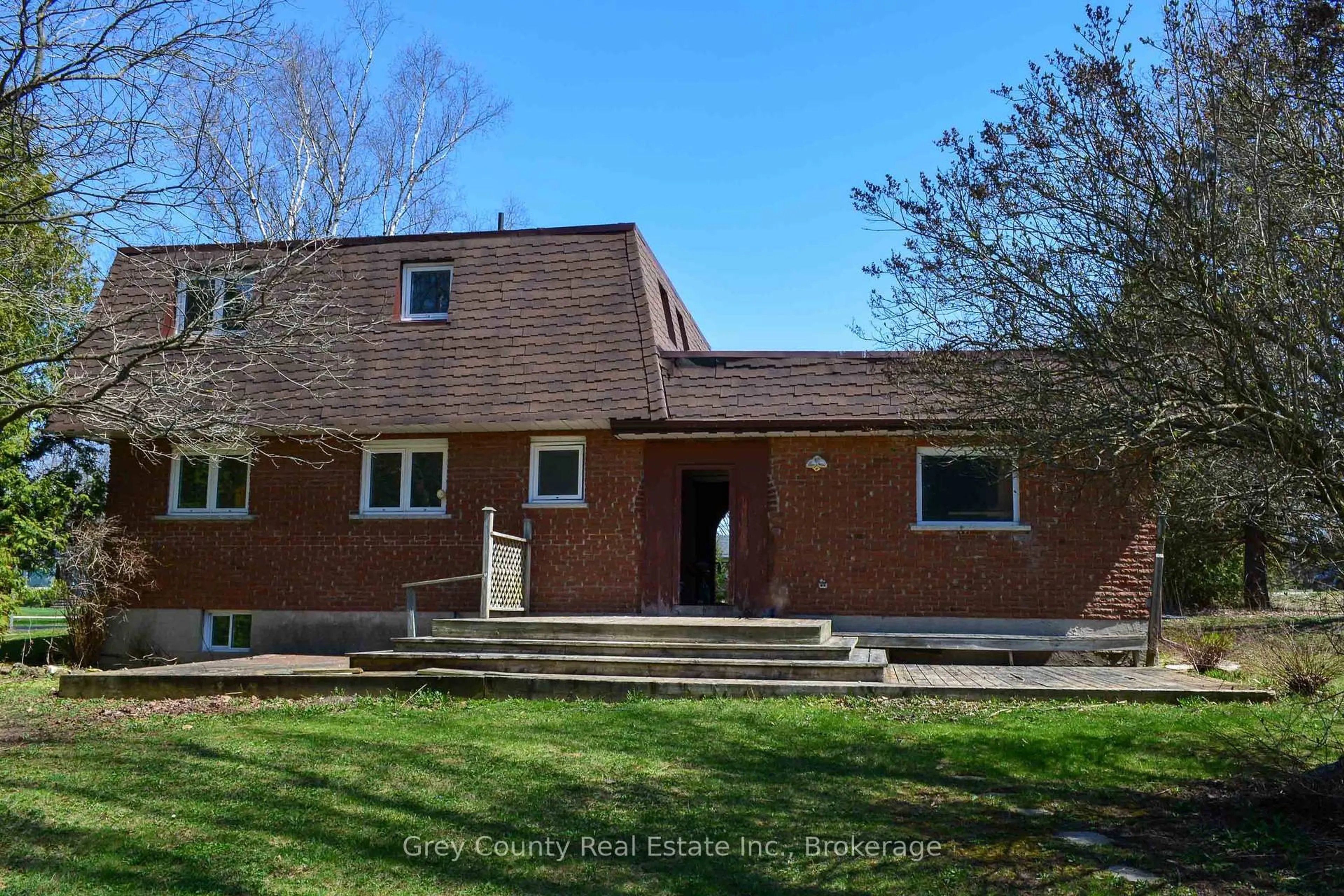 A pic from outside/outdoor area/front of a property/back of a property/a pic from drone, building for 102 Glenwood Pl, West Grey Ontario N0C 1H0