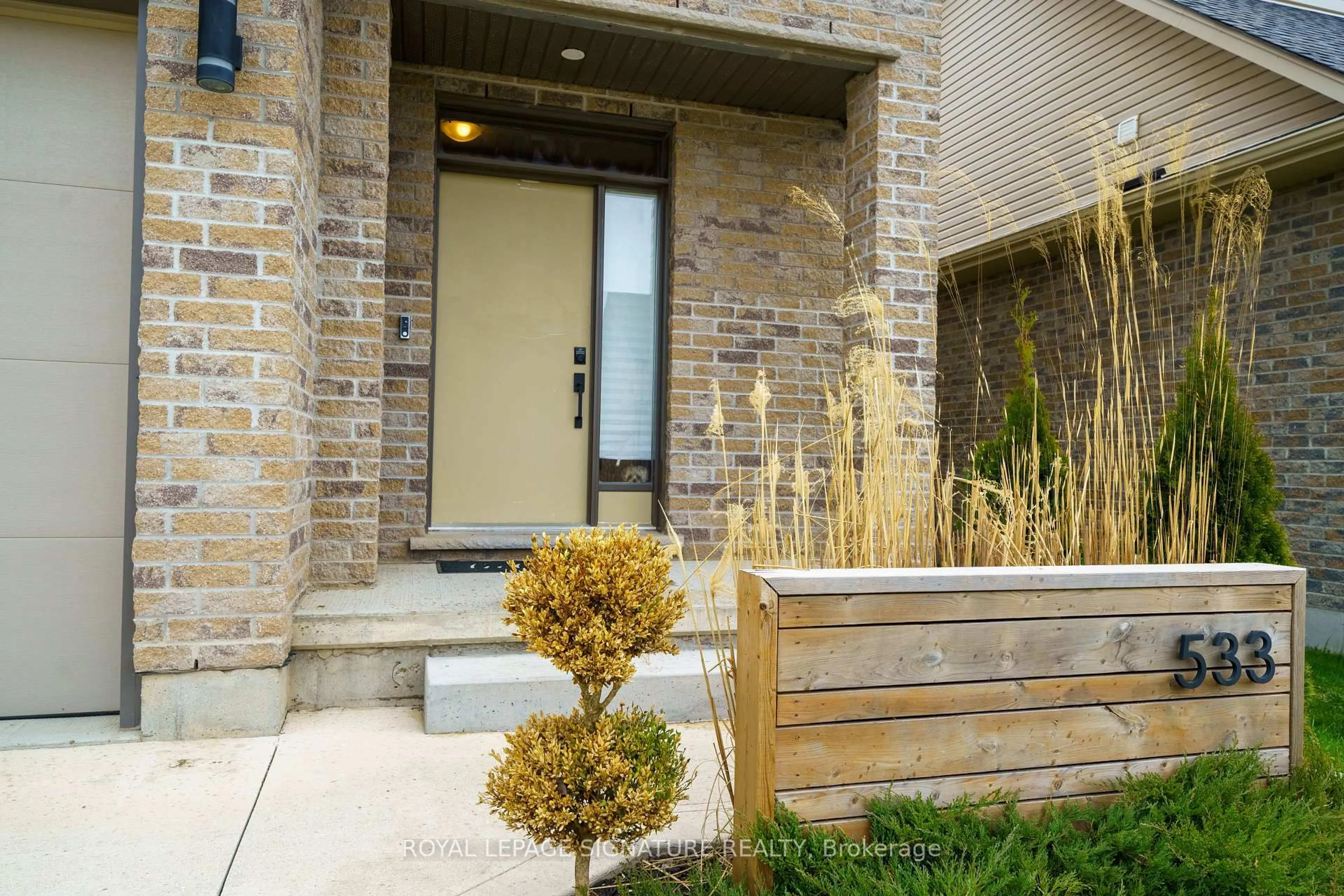 Indoor entryway for 533 Chelton Rd, London South Ontario N6M 0H9