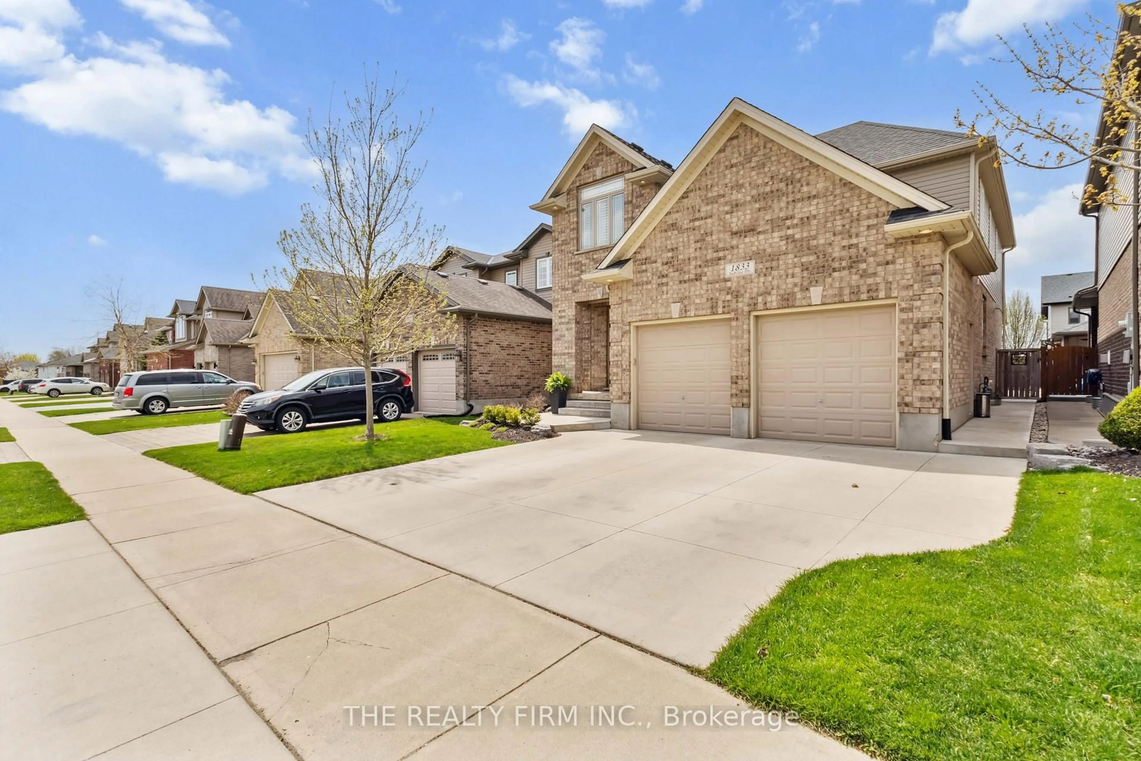 A pic from outside/outdoor area/front of a property/back of a property/a pic from drone, street for 1833 Jubilee Dr, London North Ontario N6G 0H5