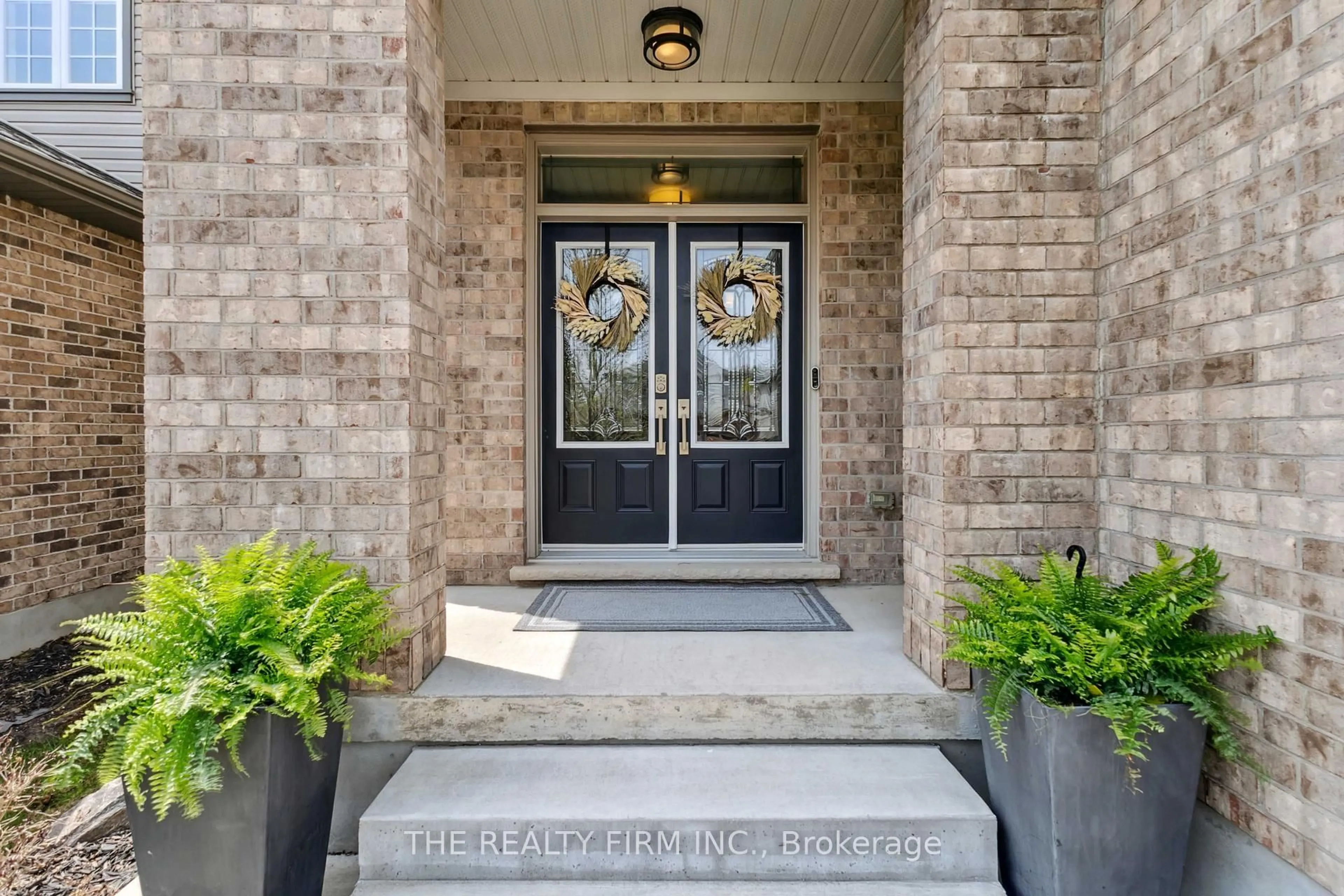 Indoor entryway for 1833 Jubilee Dr, London North Ontario N6G 0H5