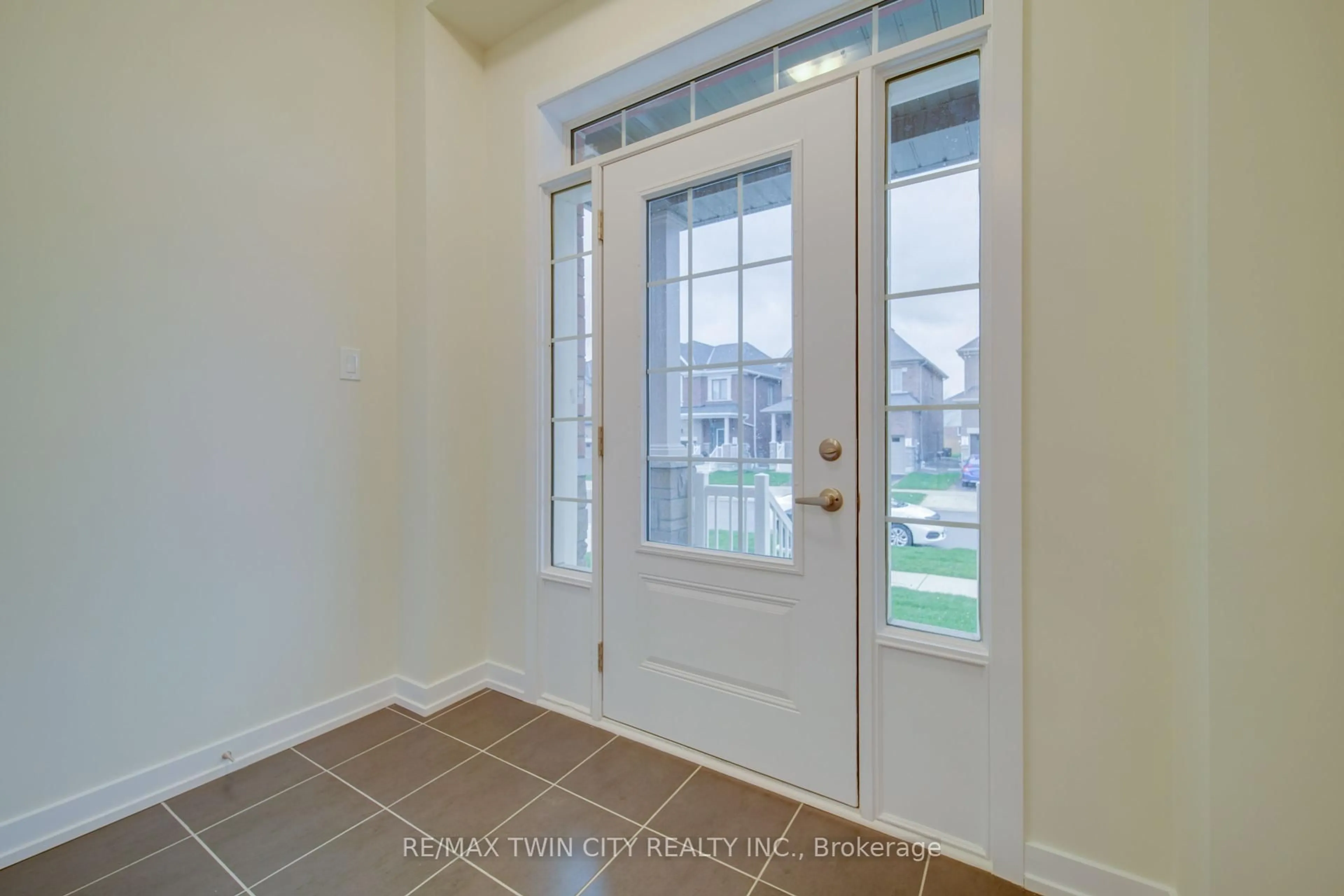 Indoor entryway for 129 Lumb Dr, Cambridge Ontario N1T 0E7