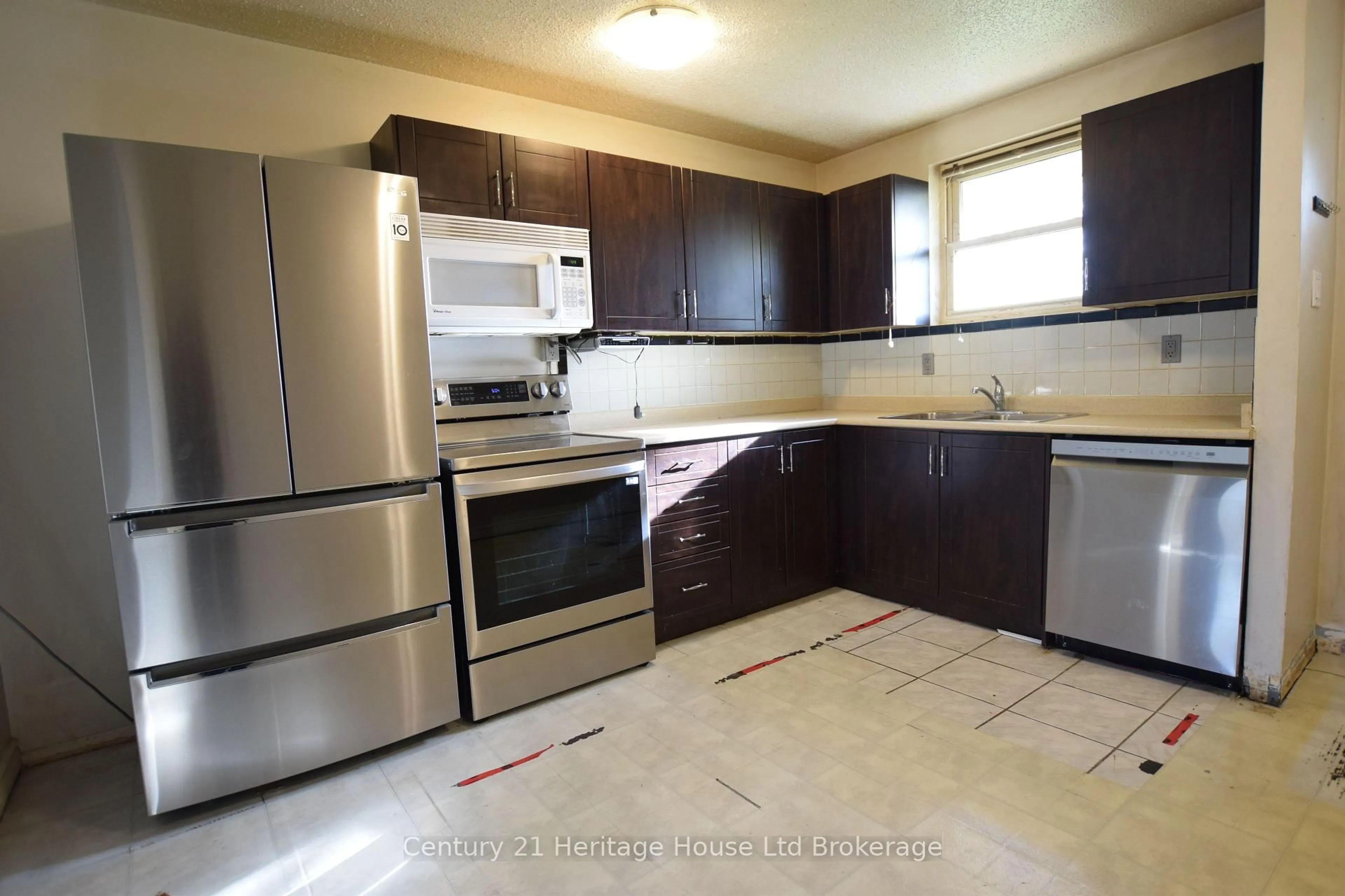 Standard kitchen, unknown for 1919 Trafalgar St #100, London East Ontario N5V 1A1