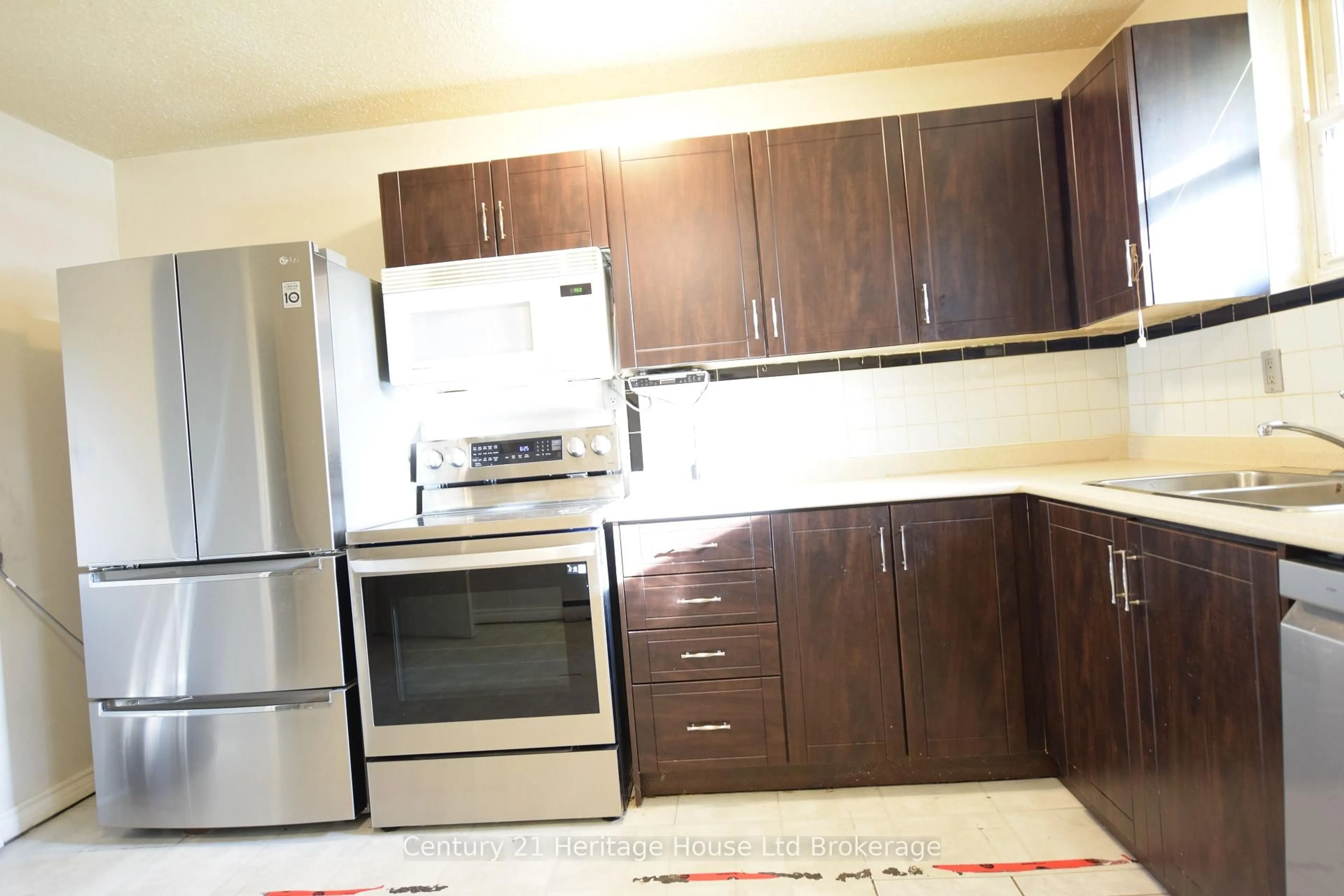 Standard kitchen, unknown for 1919 Trafalgar St #100, London East Ontario N5V 1A1