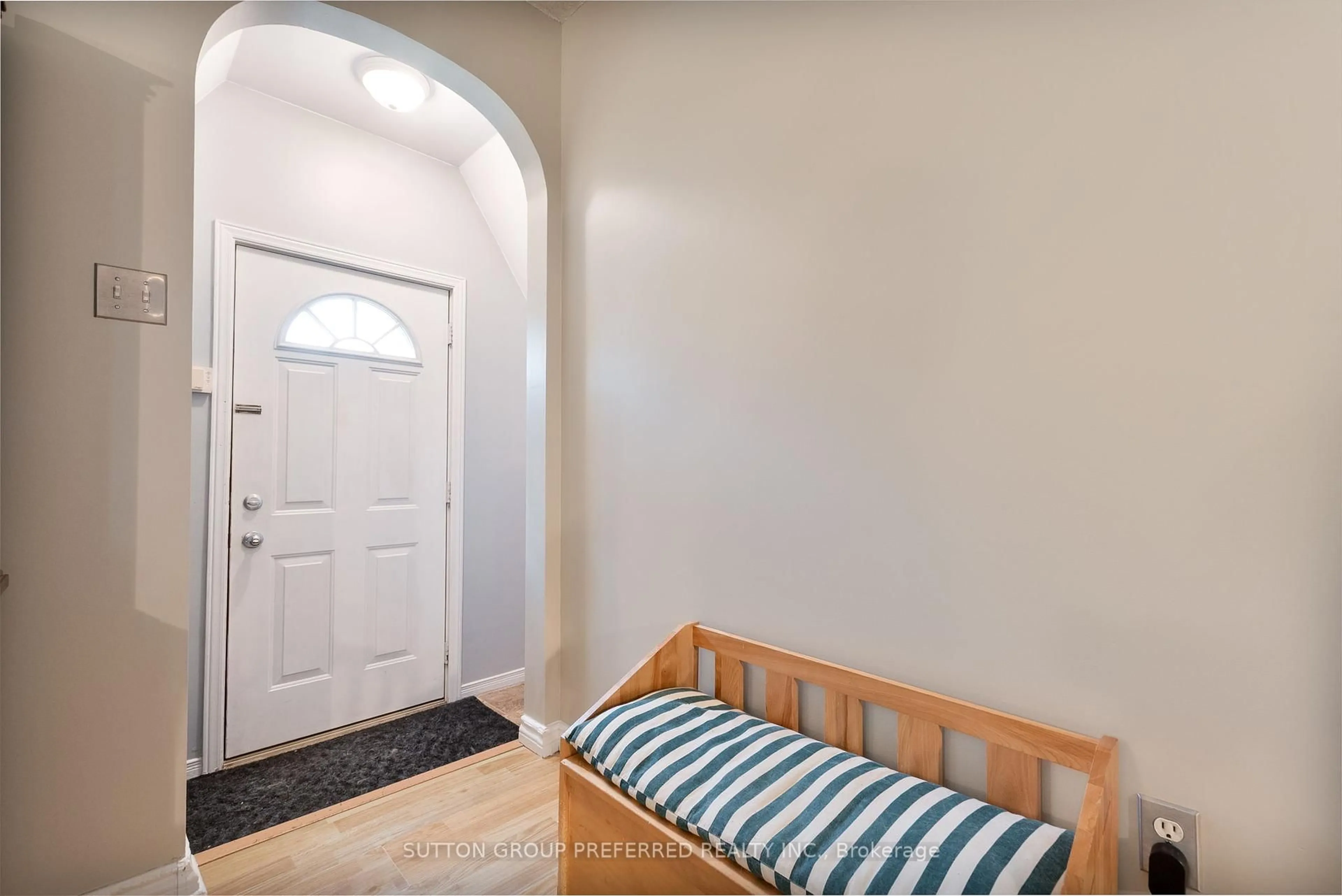 Indoor entryway for 233 CAMBRIDGE St, London North Ontario N6H 1P1