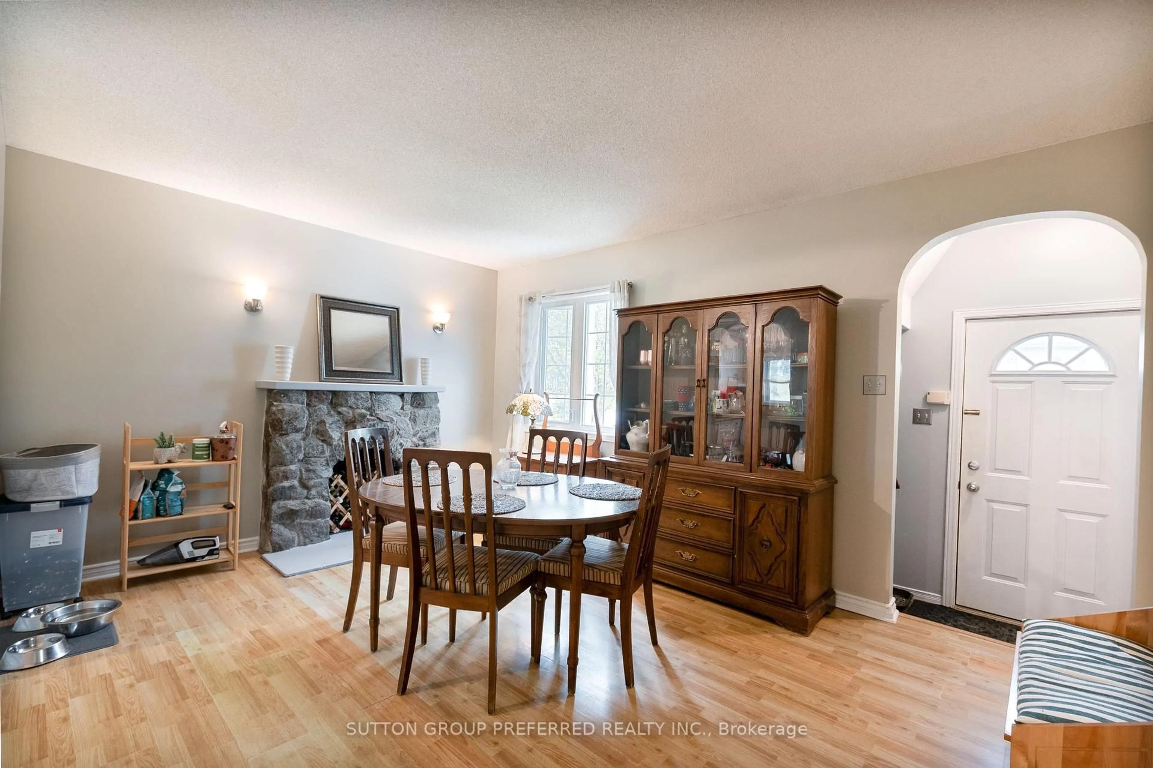 Dining room, wood/laminate floor for 233 CAMBRIDGE St, London North Ontario N6H 1P1