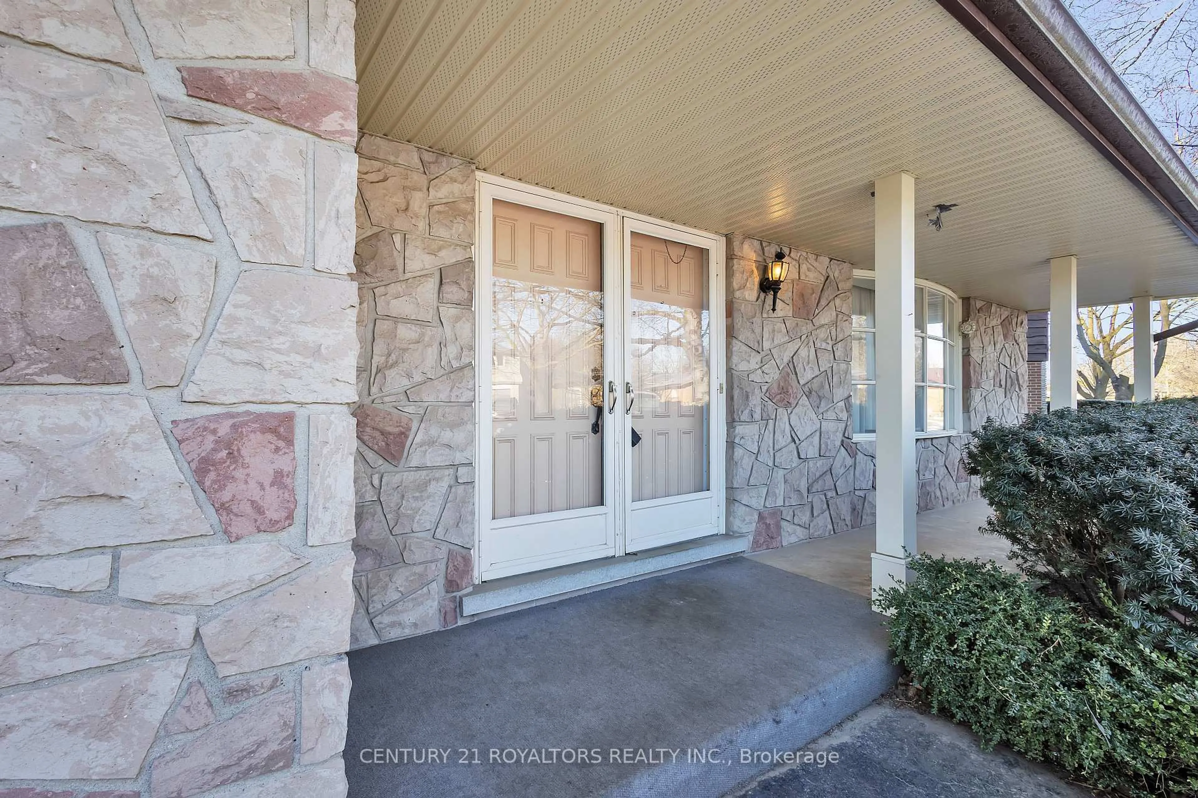 Indoor entryway for 279 Kenneth Ave, Kitchener Ontario N2A 1W5