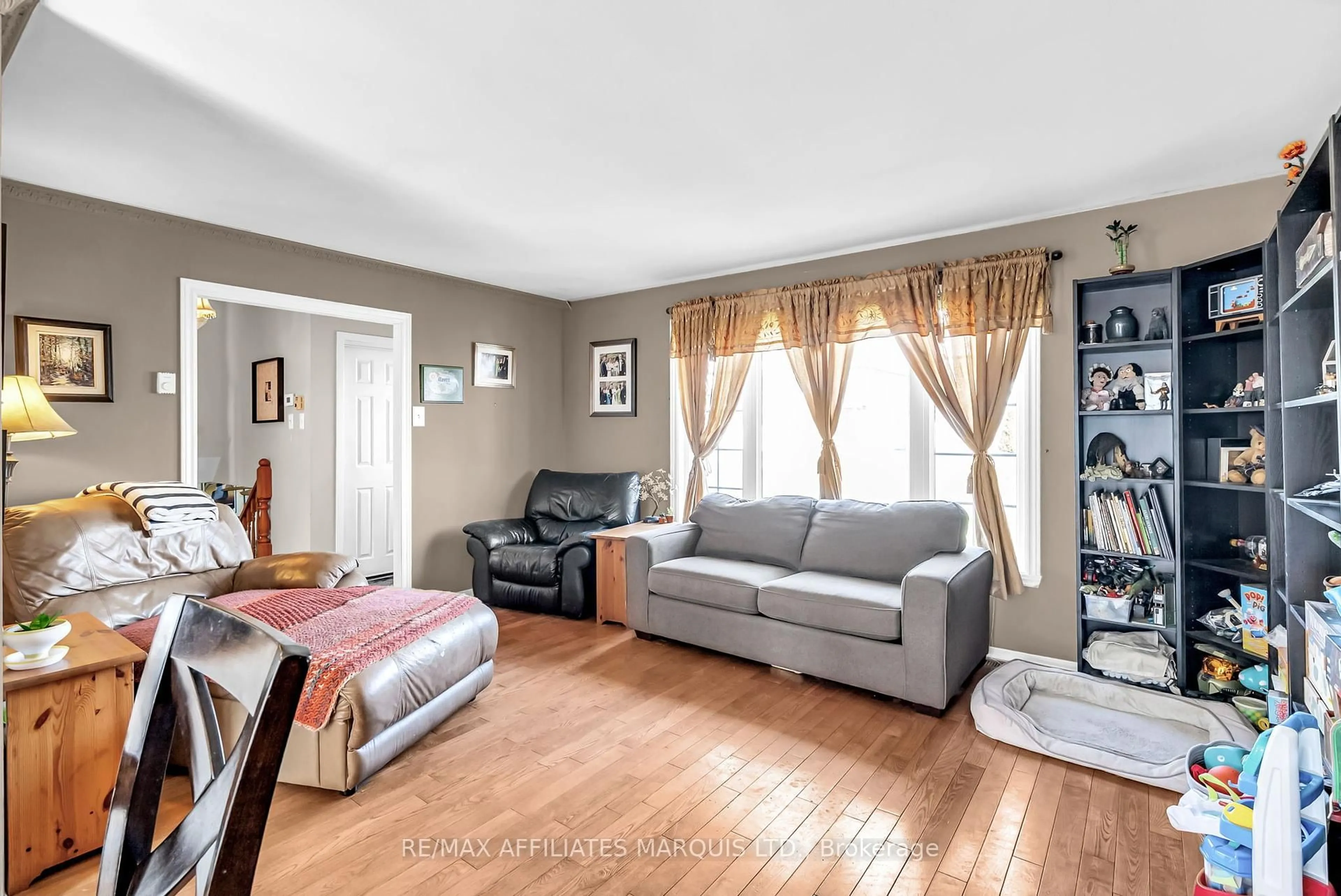 Living room with furniture, unknown for 46 McKenzie St, Cornwall Ontario K6K 1J1