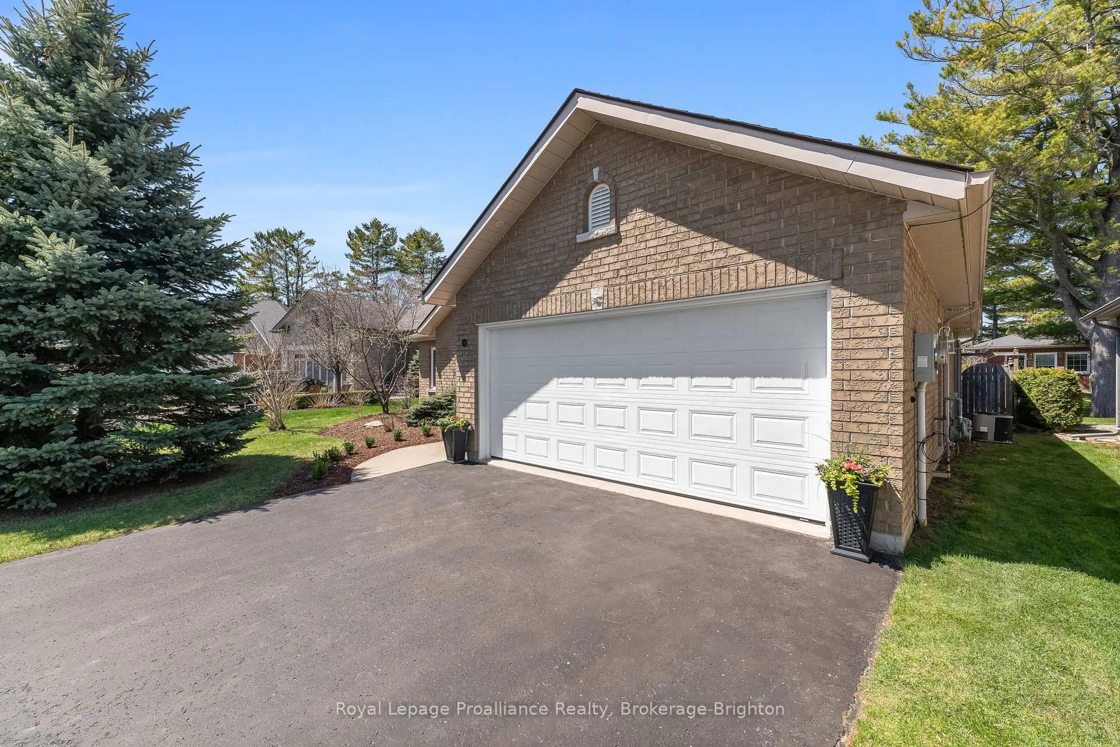 Indoor garage for 4 Birch Crt, Brighton Ontario K0K 1H0