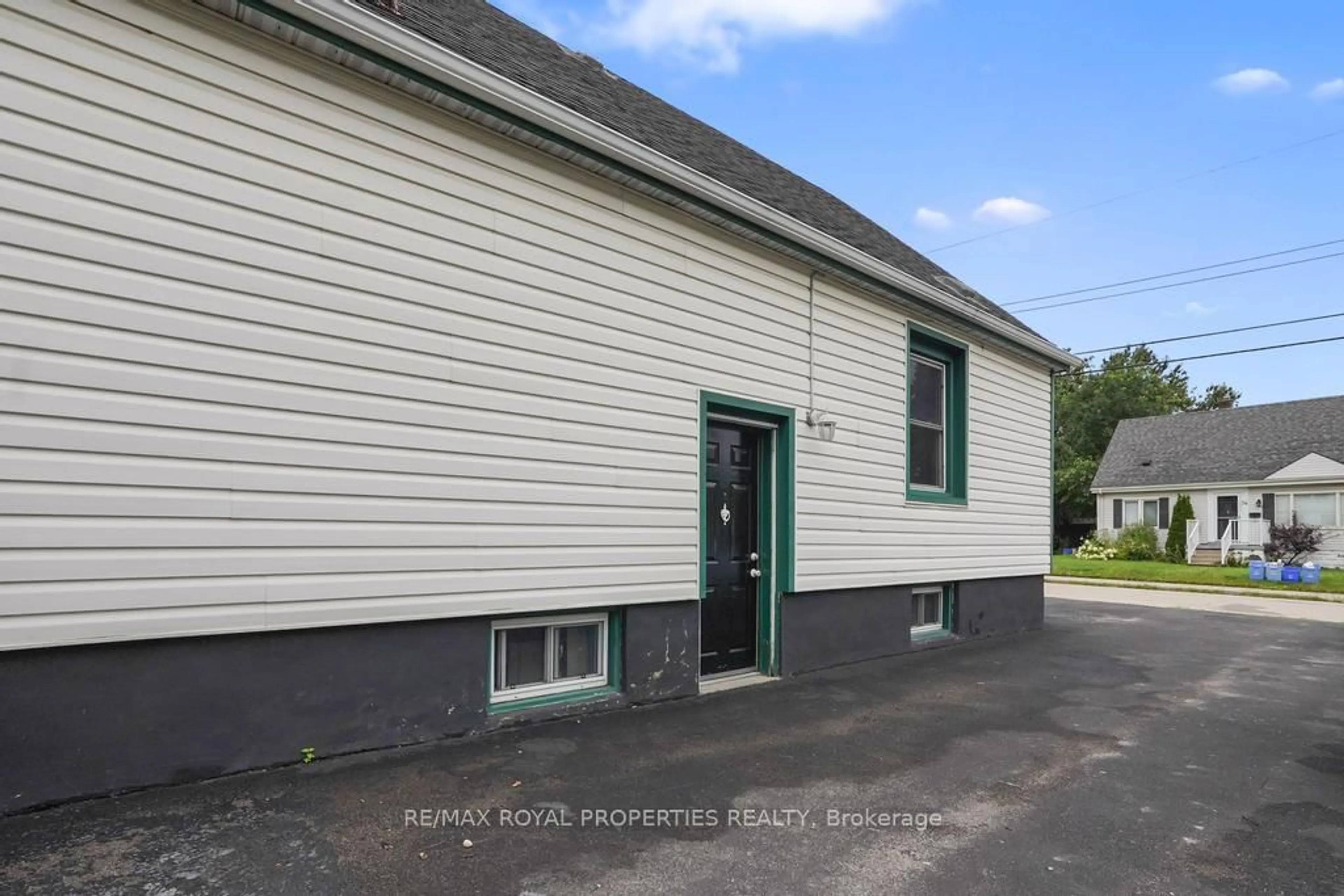 Unknown for 27 David Ave, Hamilton Ontario L9A 3T9