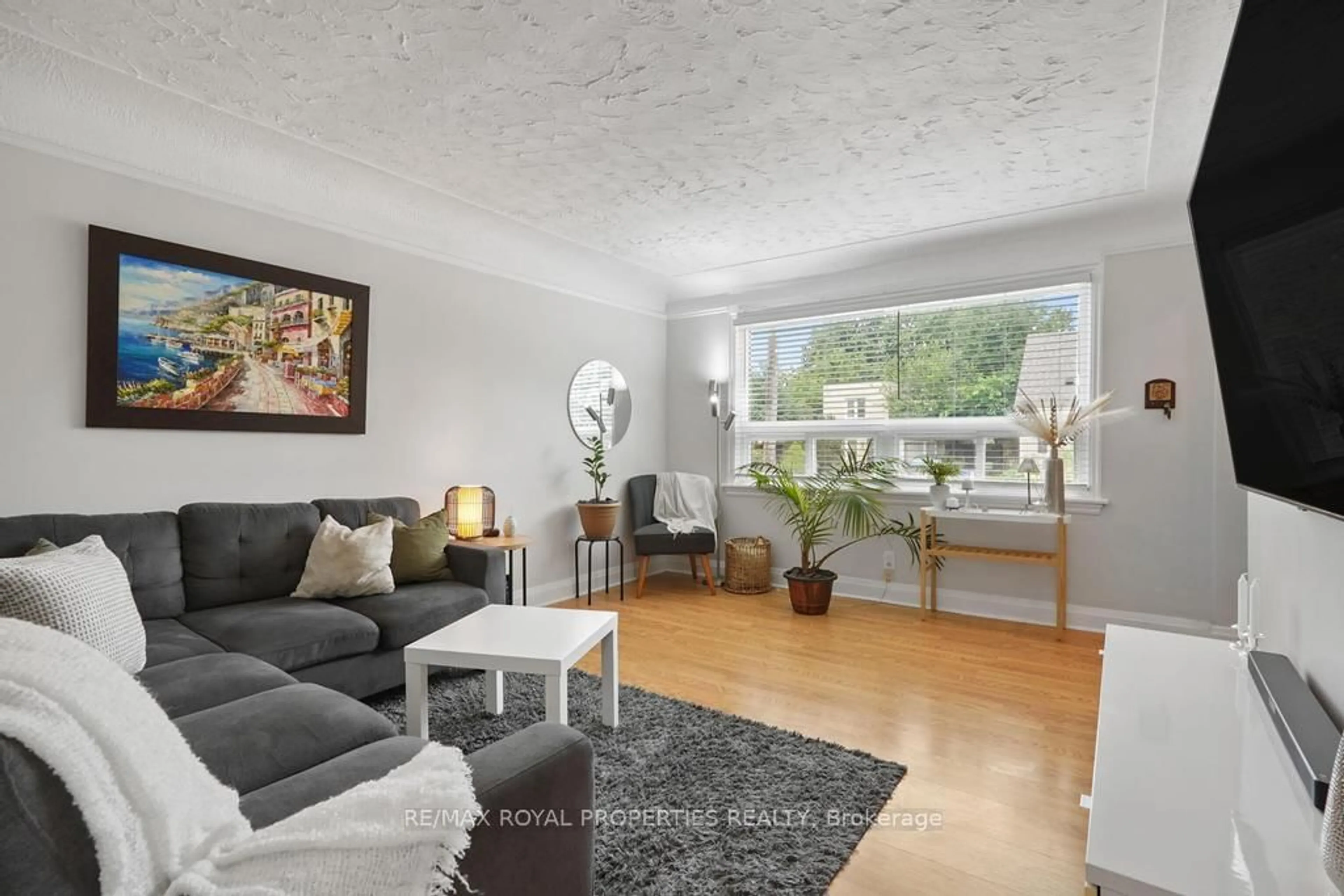 Living room with furniture, unknown for 27 David Ave, Hamilton Ontario L9A 3T9