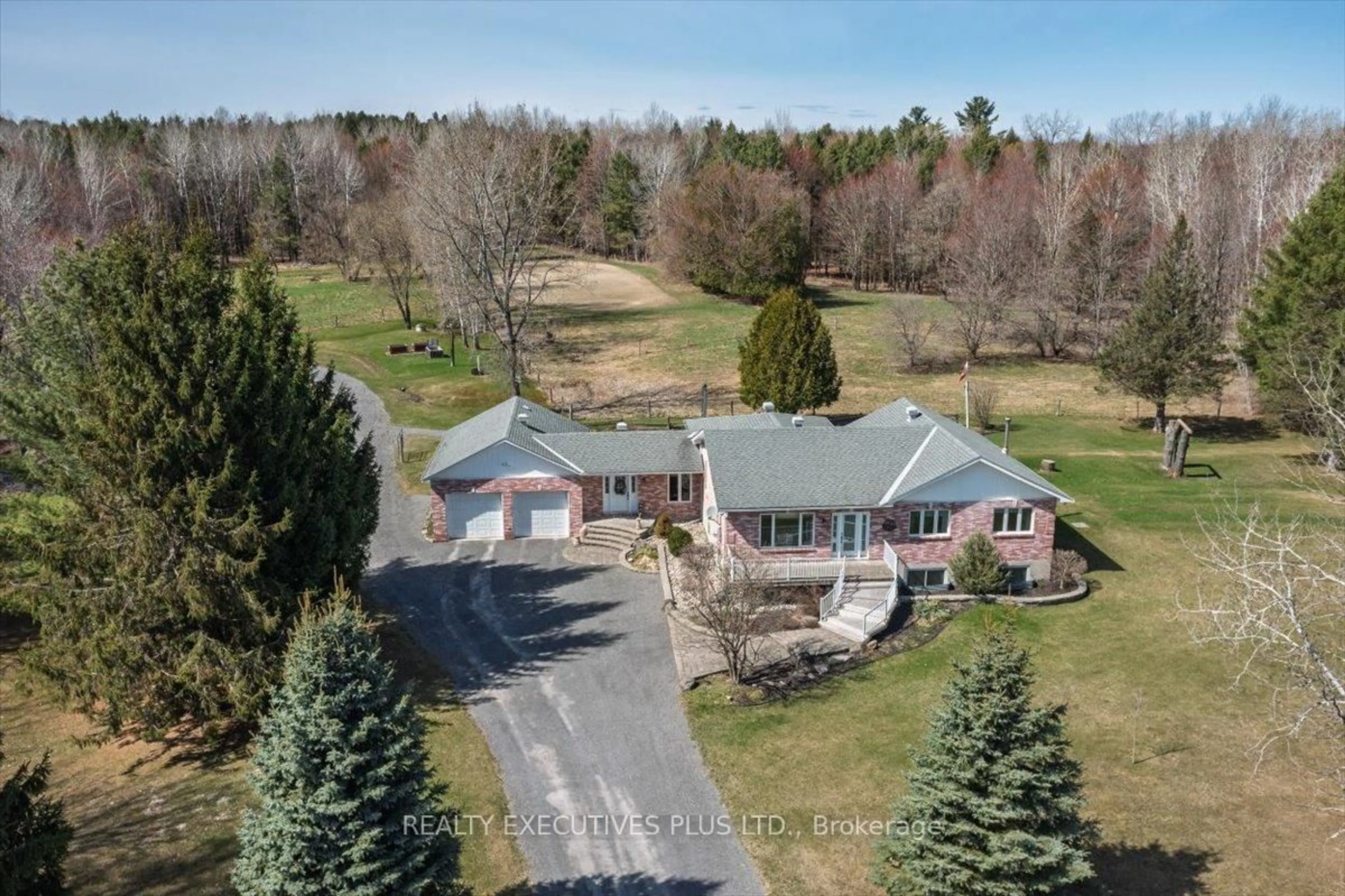 A pic from outside/outdoor area/front of a property/back of a property/a pic from drone, unknown for 2935 Baseline Rd, Clarence-Rockland Ontario K0A 3N0