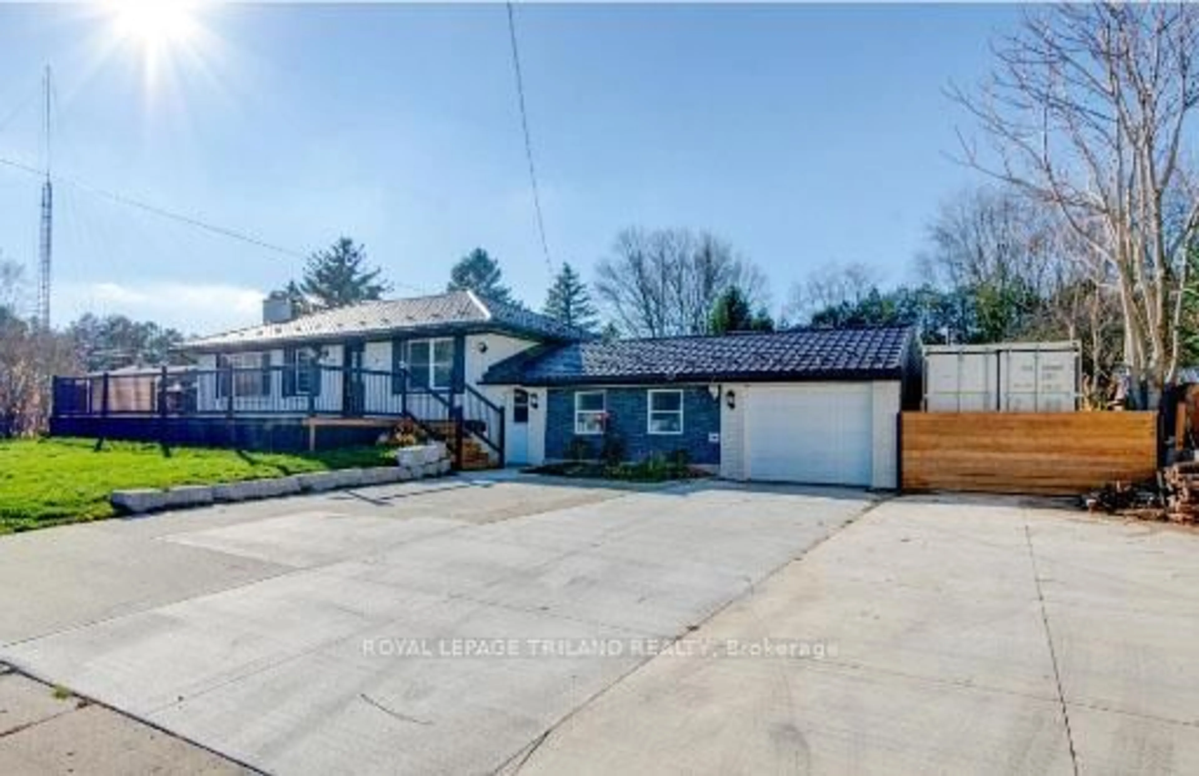 A pic from outside/outdoor area/front of a property/back of a property/a pic from drone, street for 301 Reynolds Rd, London South Ontario N6K 2P2