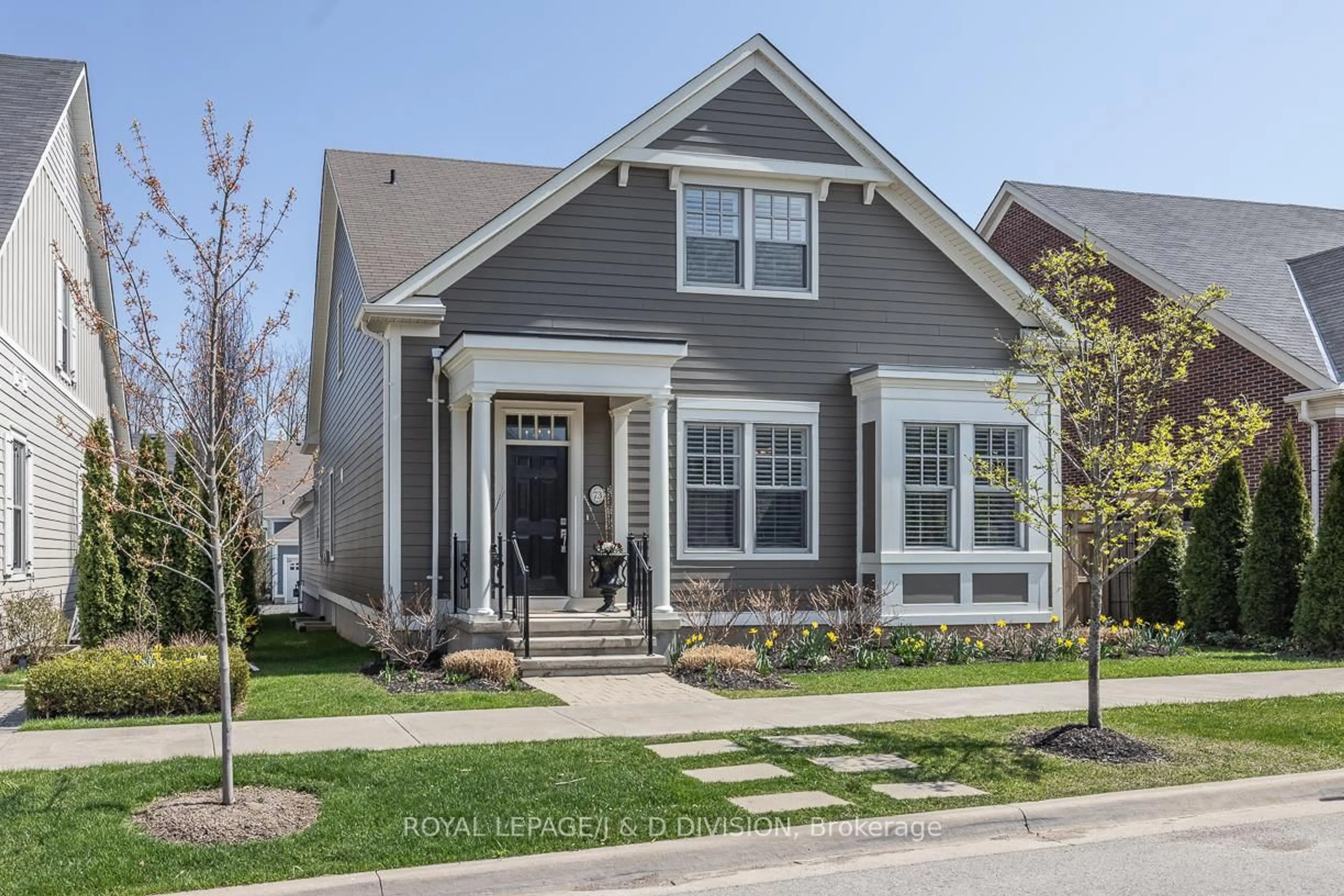 Home with vinyl exterior material, street for 73 Brock St, Niagara-on-the-Lake Ontario L0S 1J0