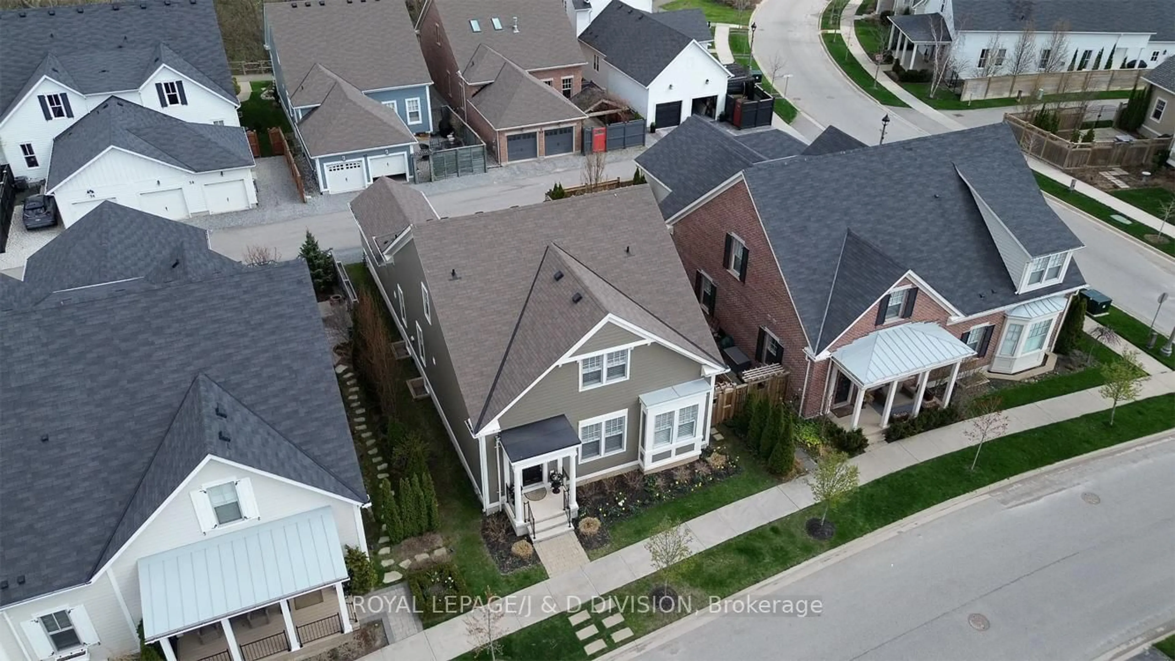 A pic from outside/outdoor area/front of a property/back of a property/a pic from drone, street for 73 Brock St, Niagara-on-the-Lake Ontario L0S 1J0