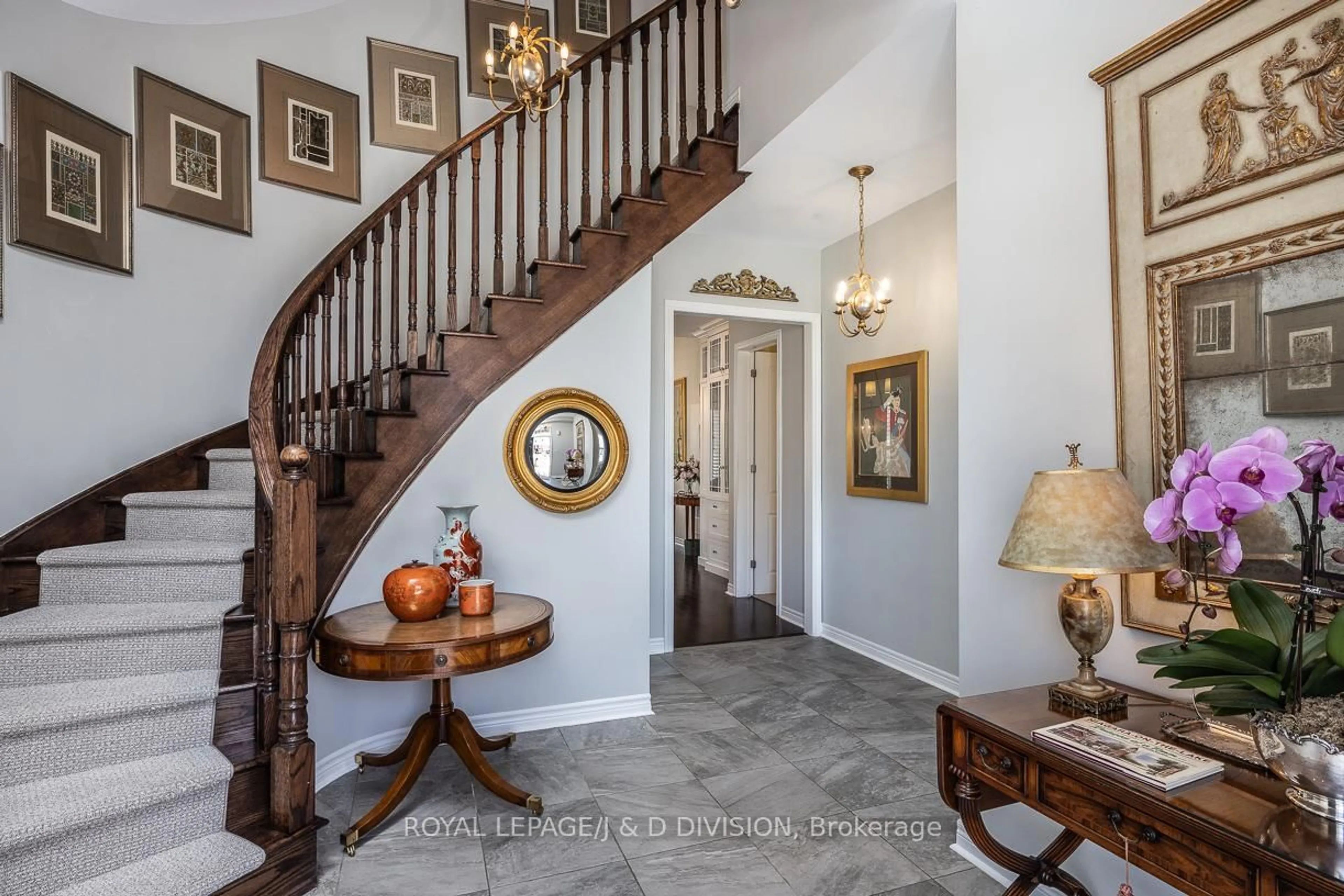 Indoor entryway for 73 Brock St, Niagara-on-the-Lake Ontario L0S 1J0