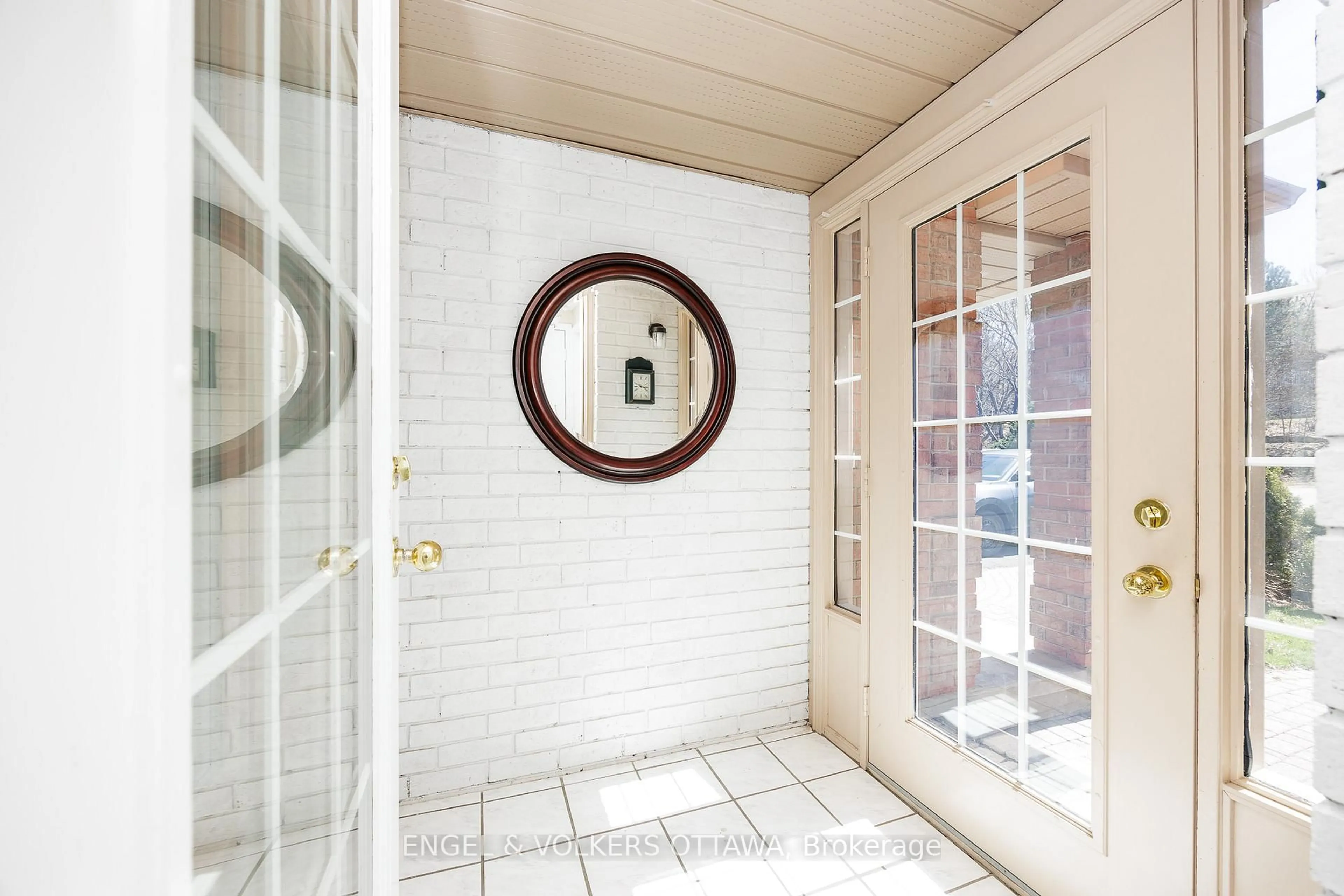 Indoor entryway for 57 Hodgson Crt, Ottawa Ontario K2K 2T4