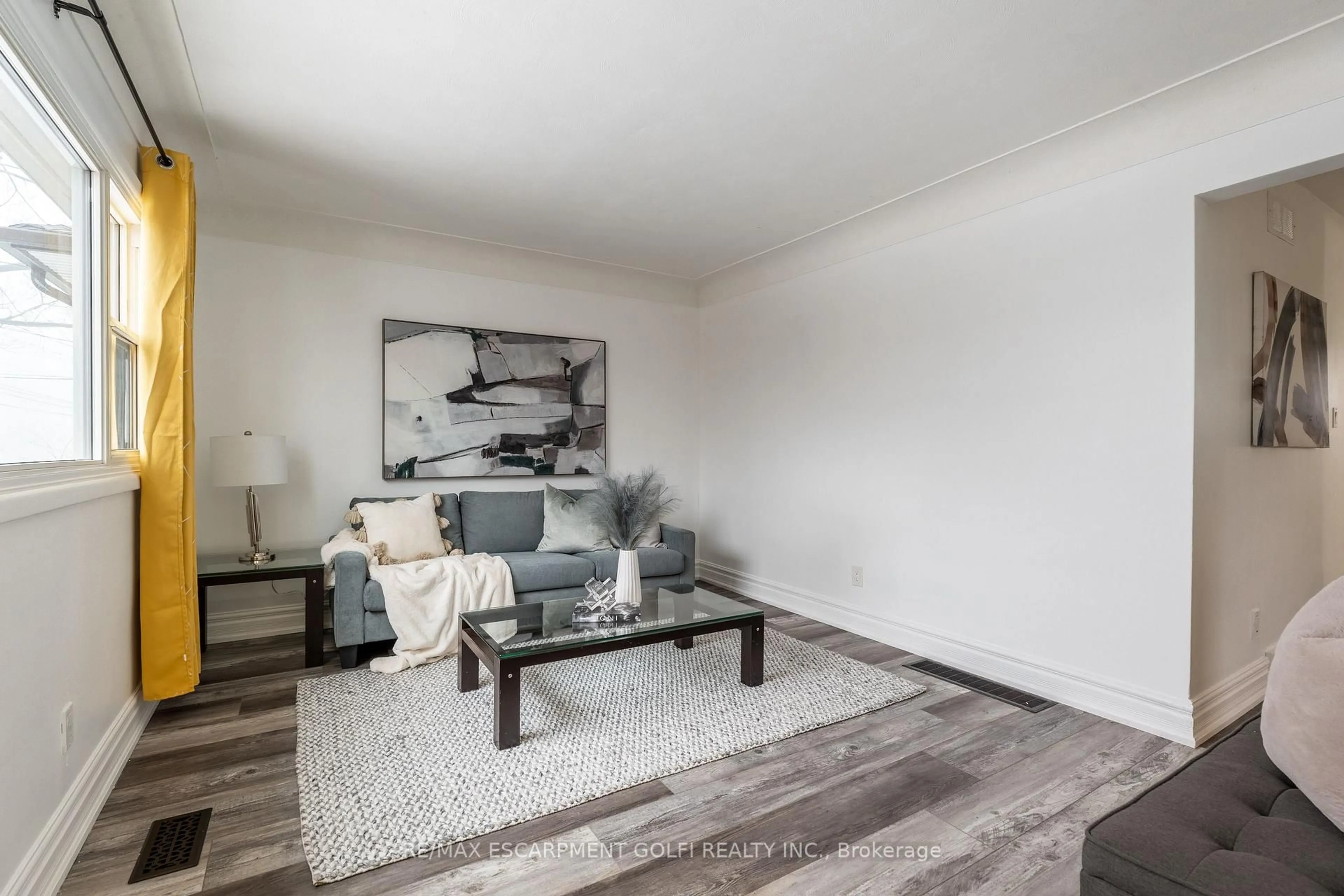Living room with furniture, wood/laminate floor for 101 East 24th St, Hamilton Ontario L8V 2X9