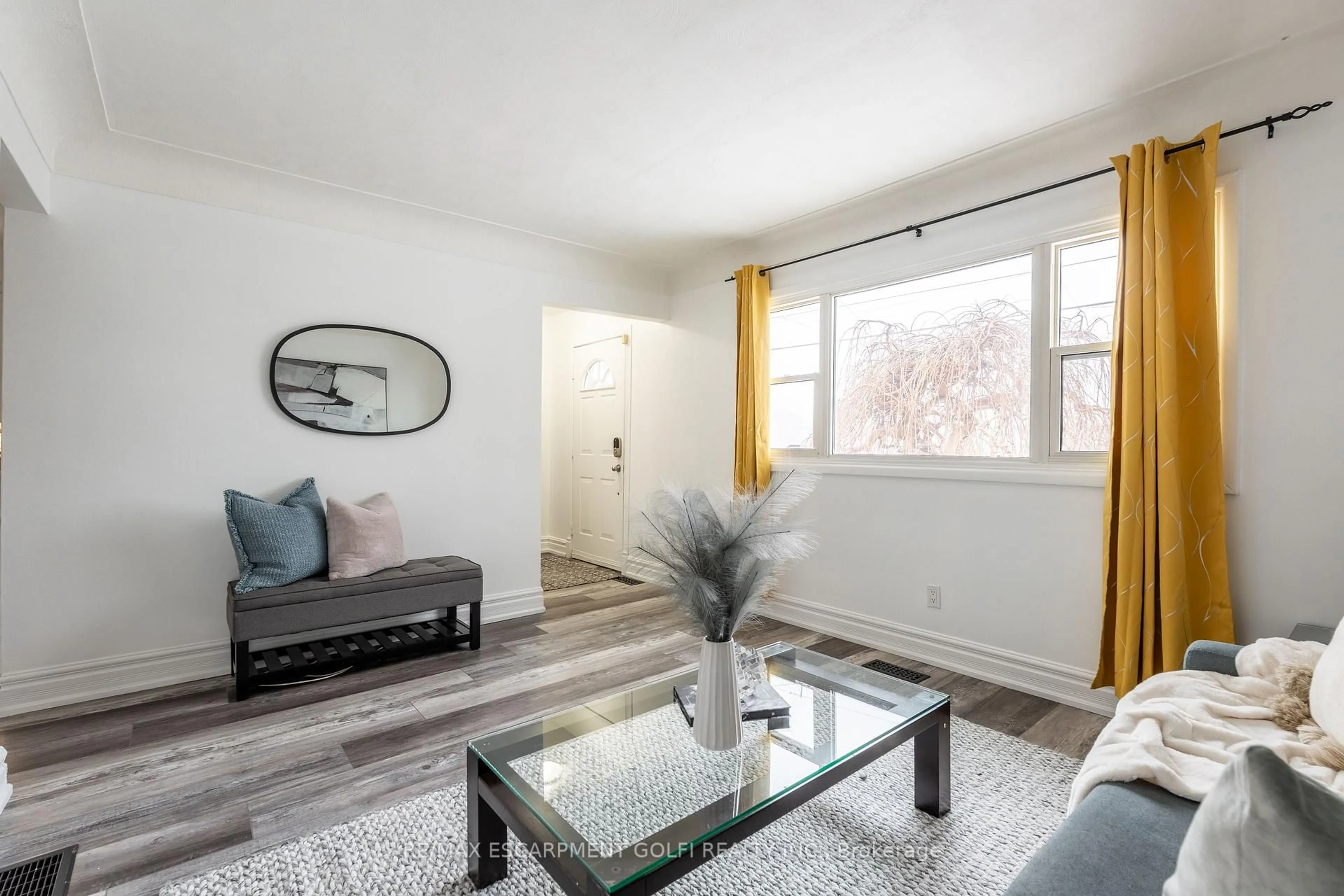 Living room with furniture, unknown for 101 East 24th St, Hamilton Ontario L8V 2X9