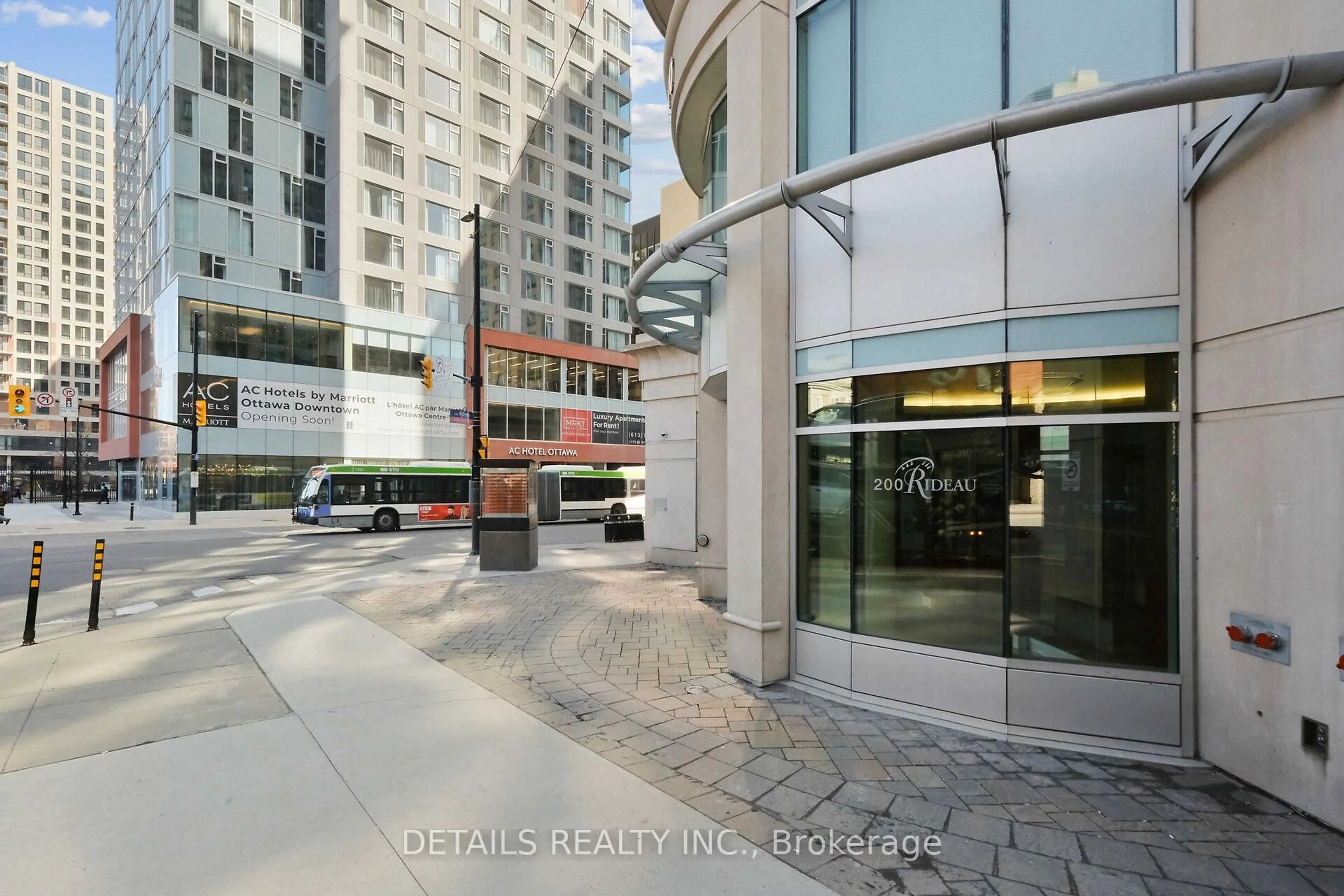Indoor foyer for 200 Rideau St #1202, Ottawa Ontario K1N 5Y1
