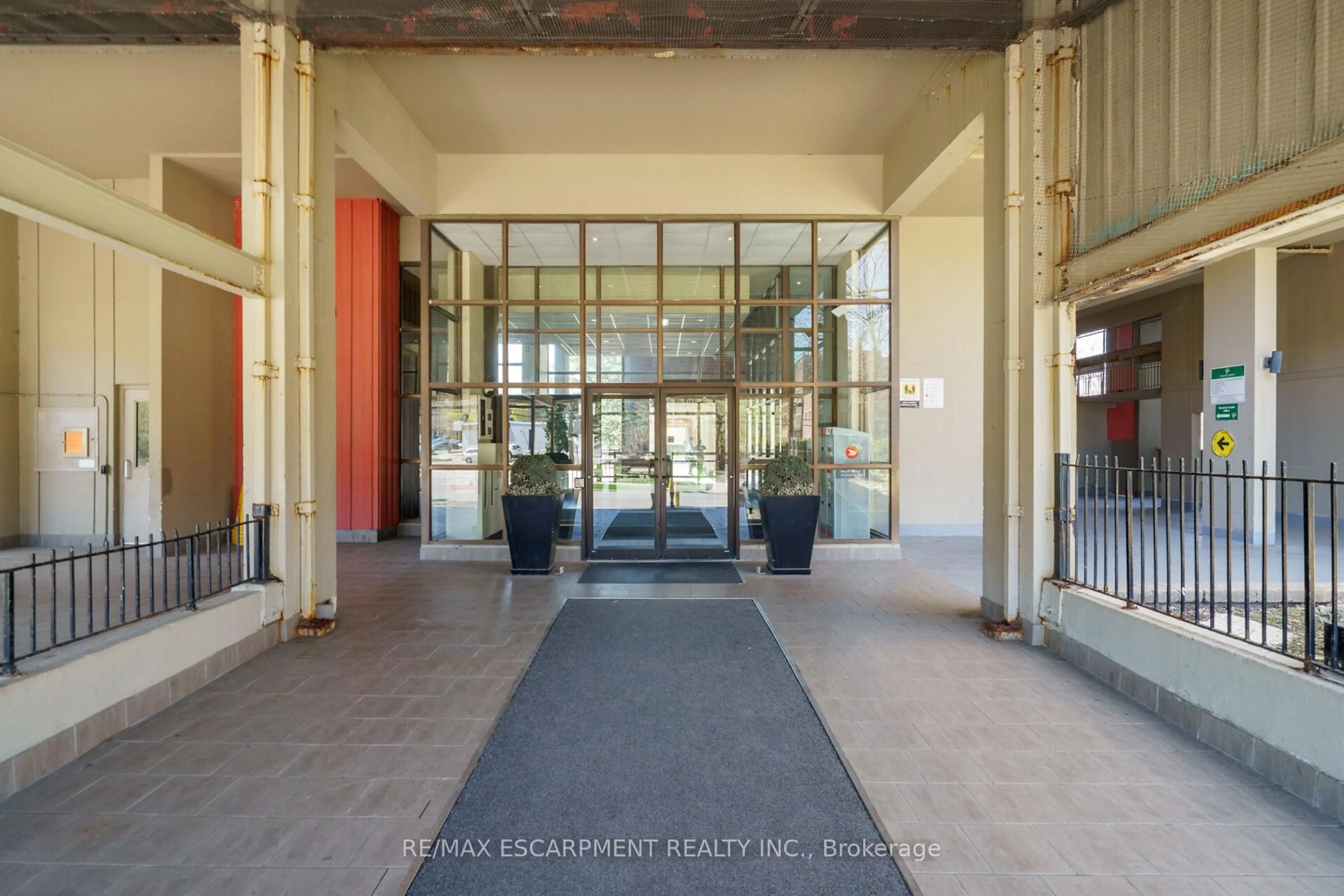 Indoor foyer for 350 Quigley Rd #424, Hamilton Ontario L8K 5N2